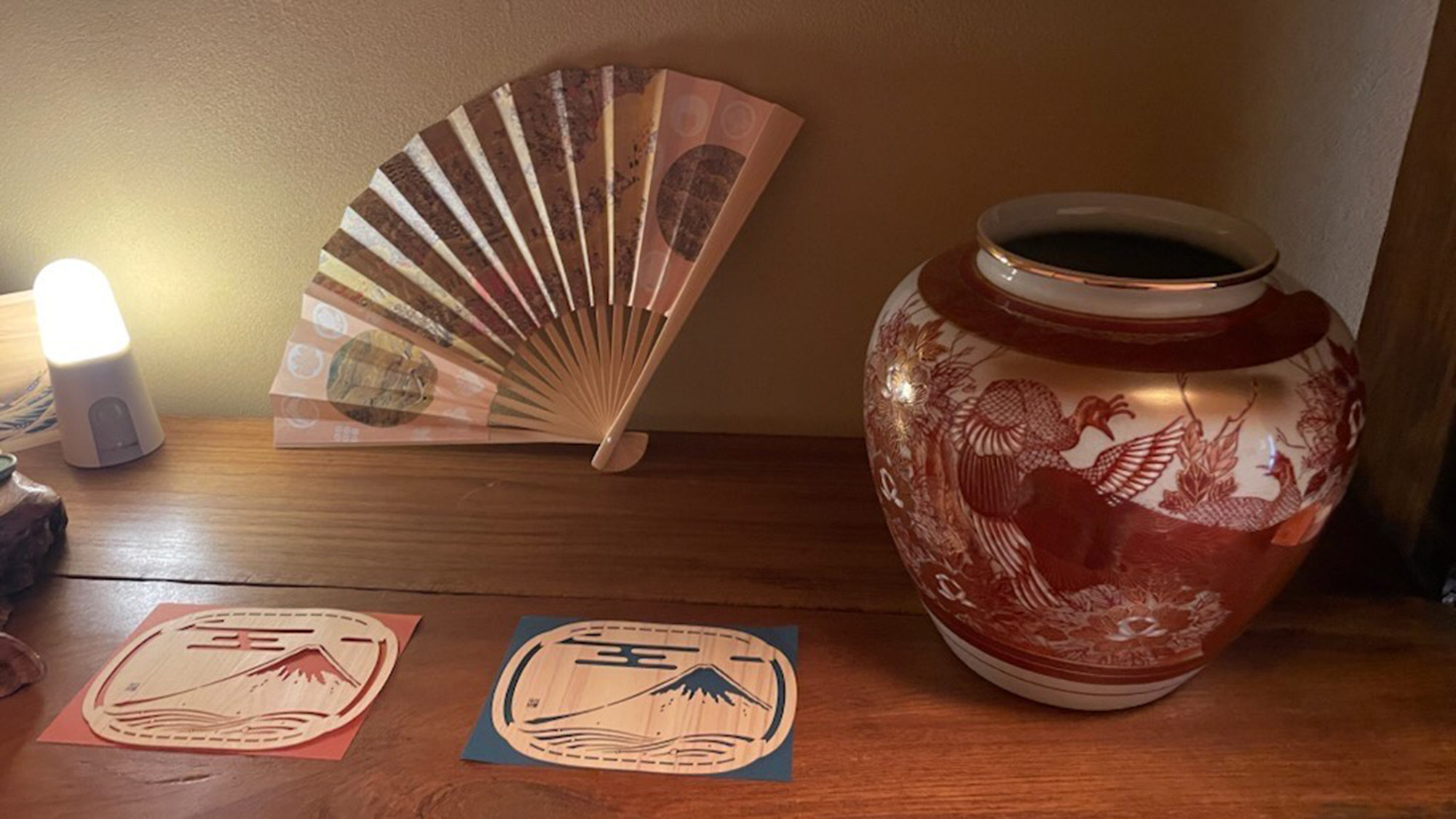 ・【インテリア】飾られた扇や壺が趣を深める、情緒あふれる和の空間で、心安らぐひとときを