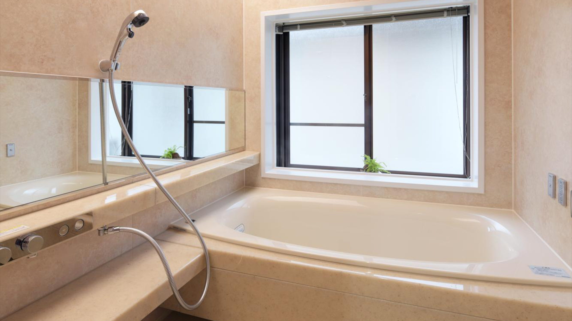 ・【バスルーム】広々とした洗い場と浴槽で、手足を伸ばしてリラックス。お子様との入浴にも最適