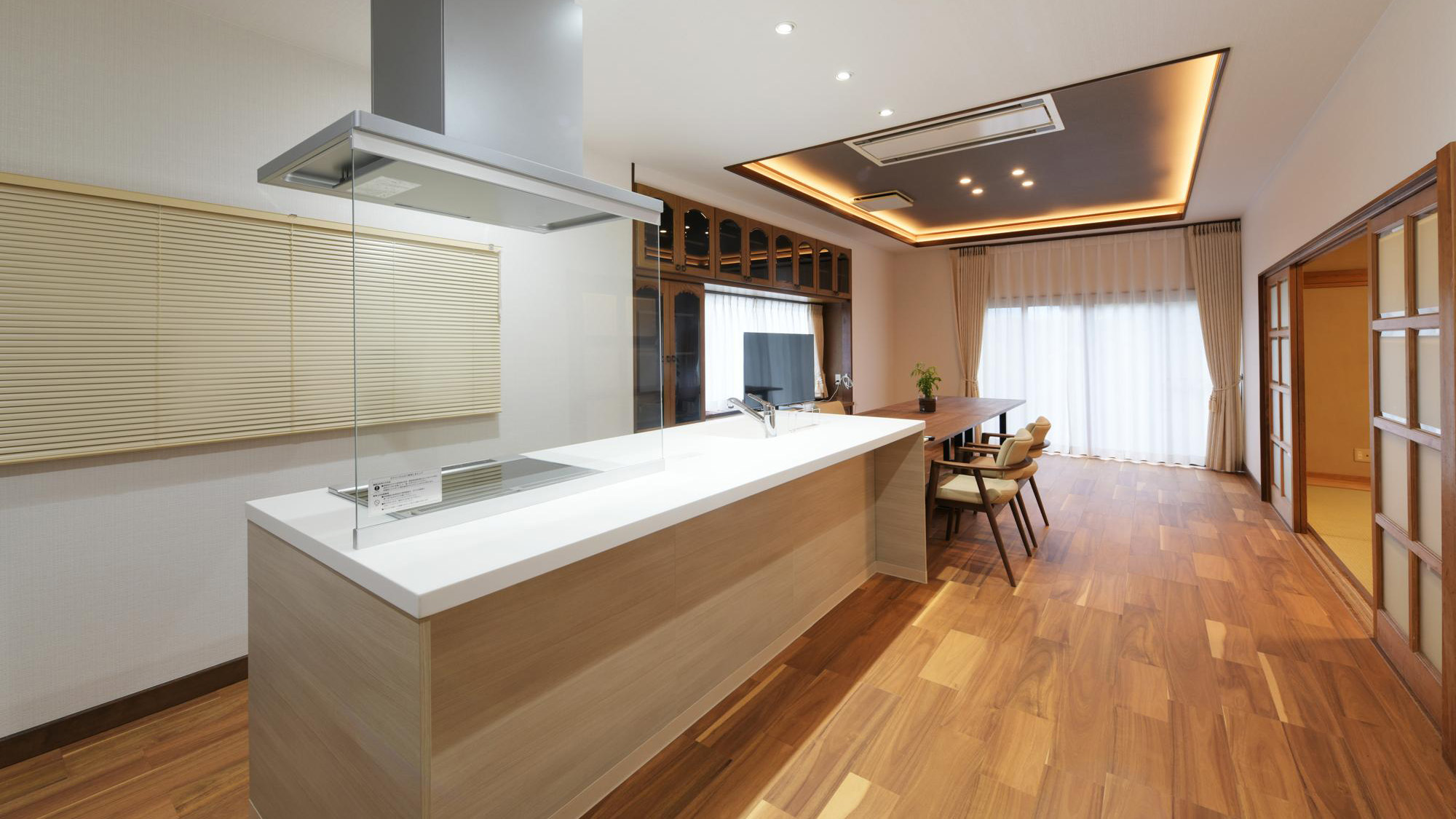 ・【キッチン】広々としたカウンター型のキッチン。水回りは最新の設備を導入