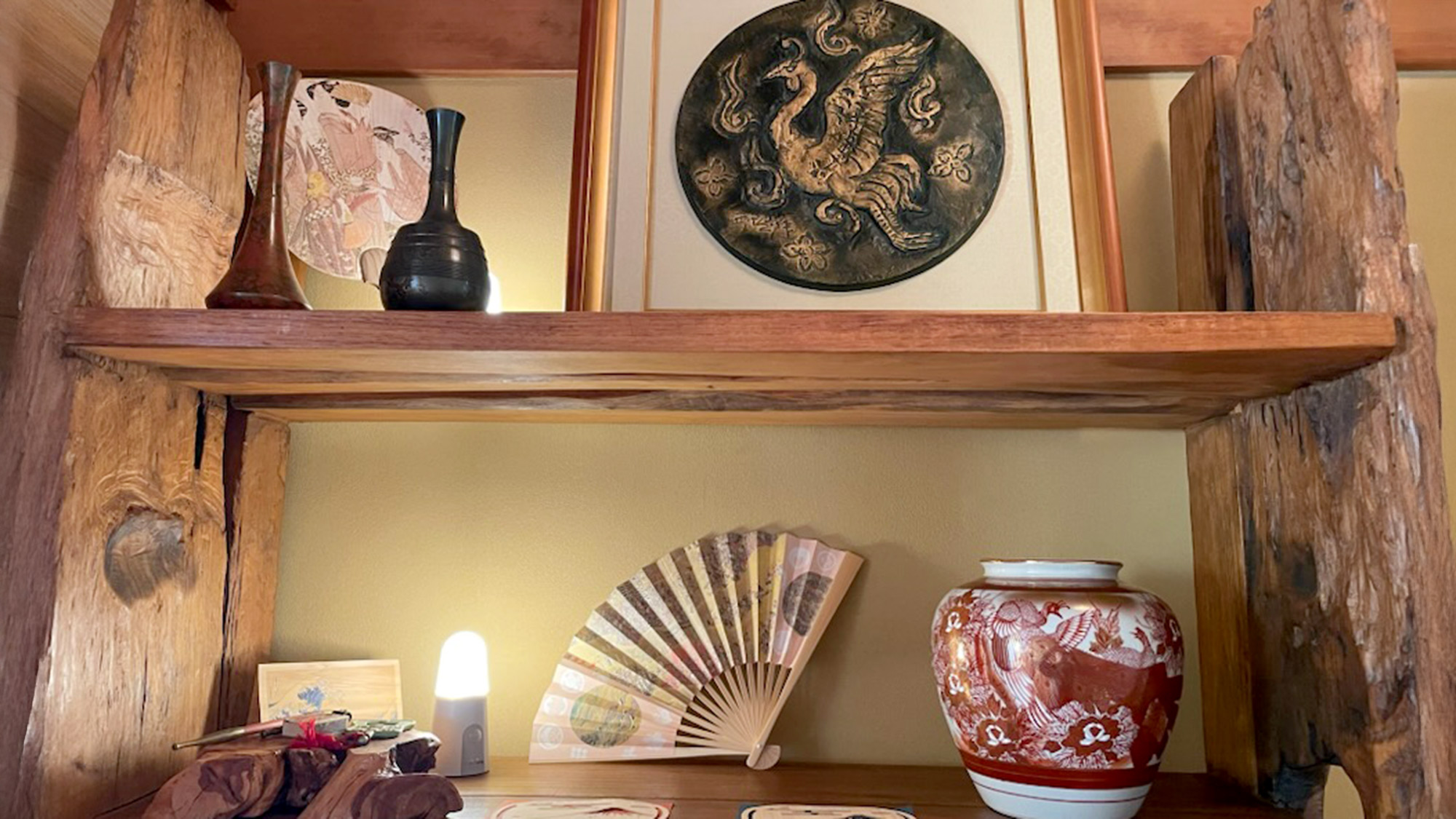 ・【インテリア】和の伝統を感じる調度品が並び「趣」を感じる飾り棚です