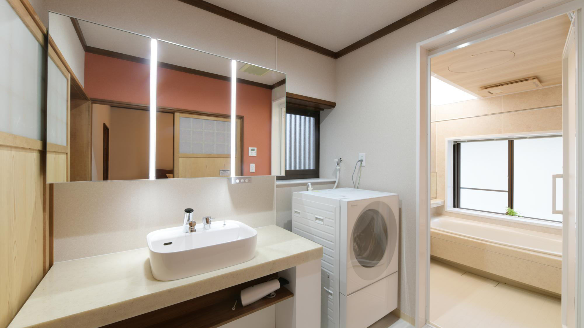 ・【洗面所】ドラム式洗濯乾燥機を完備。長期滞在でもかさばる衣類の荷物を減らせます