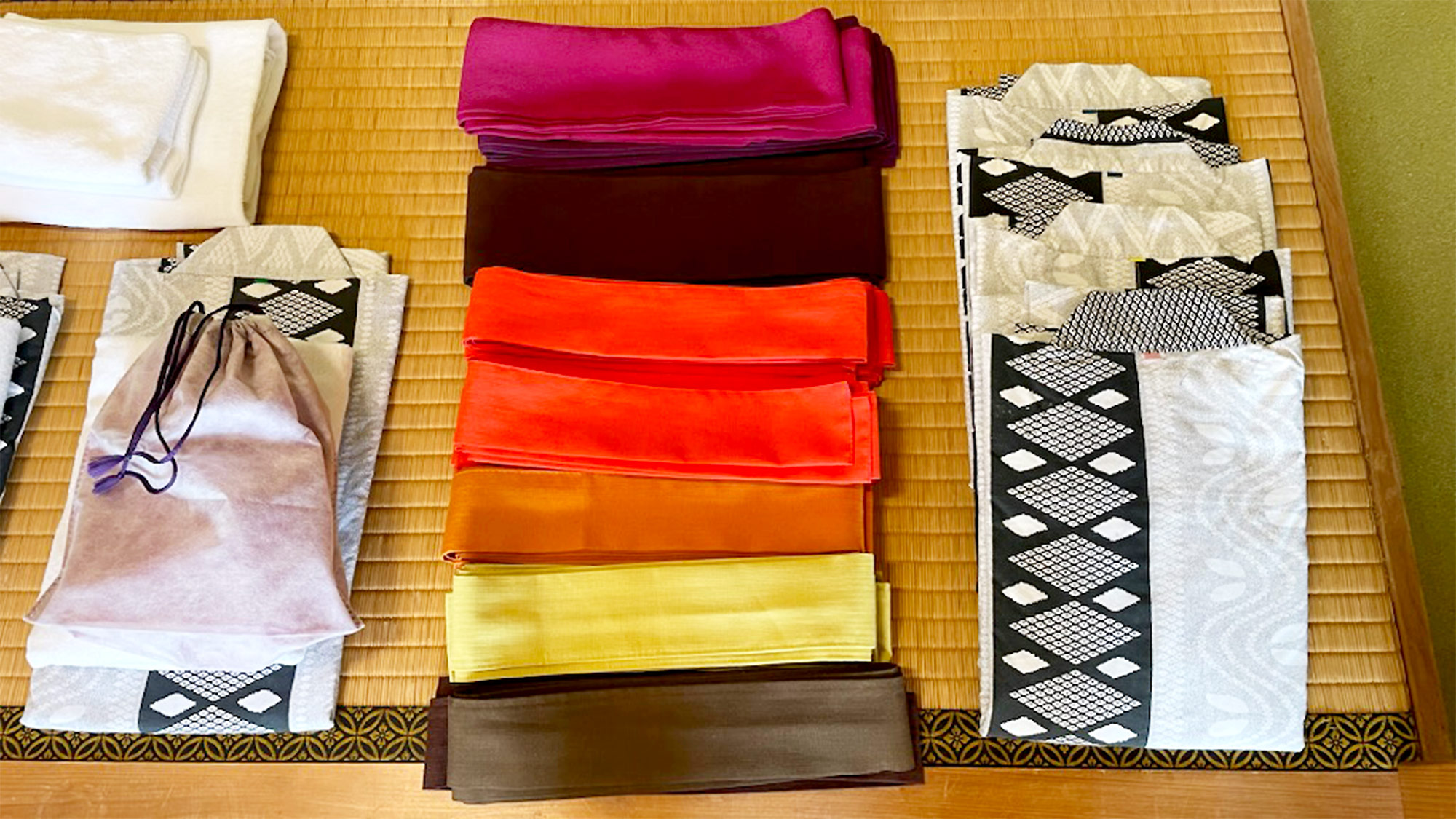 ・【アメニティ】大人の方に浴衣をご用意しております。和の趣でお寛ぎください