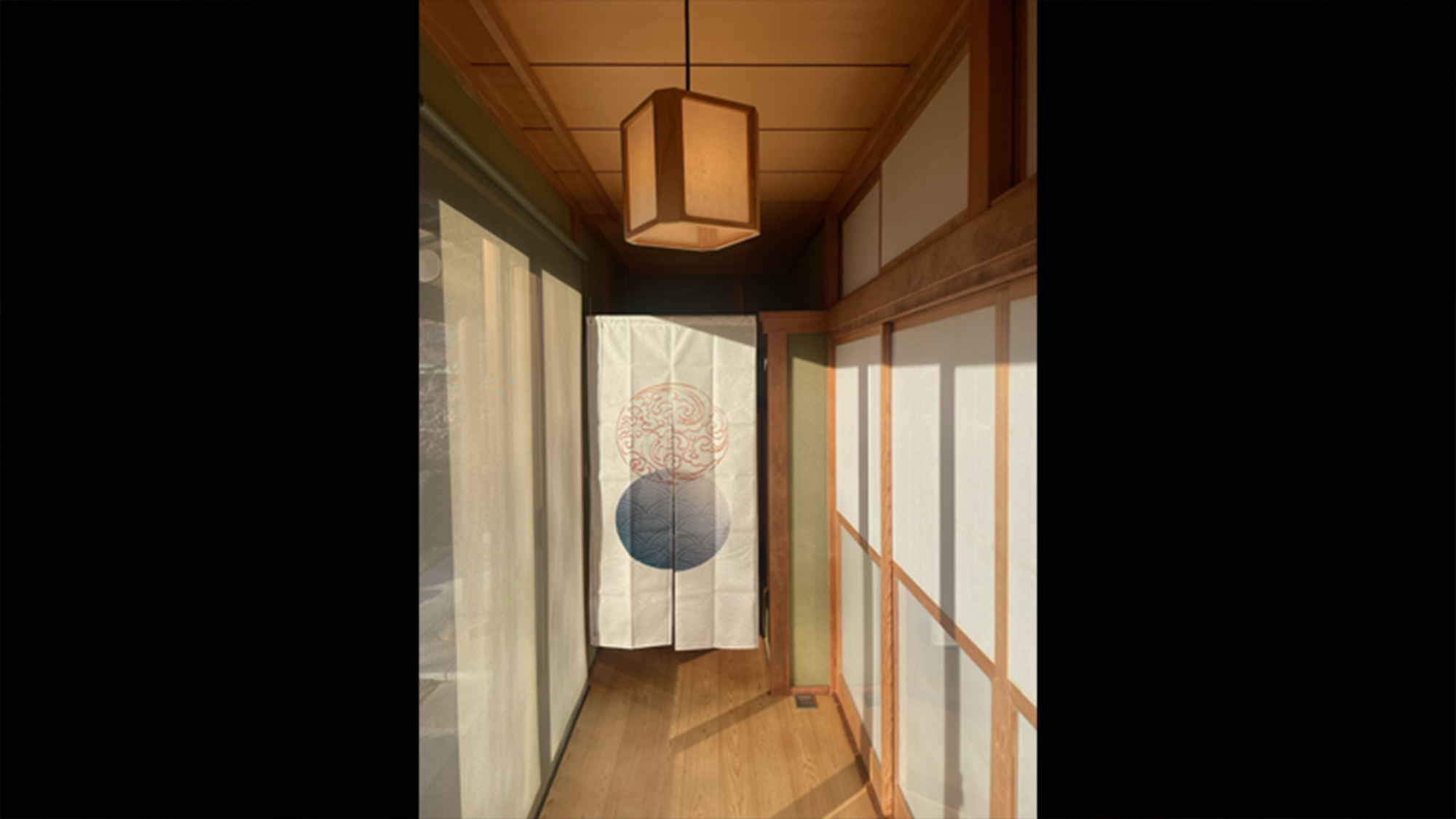 ・【廊下】明るい日差しが差し込む廊下。モダンな照明とのれんが心地よい雰囲気を演出