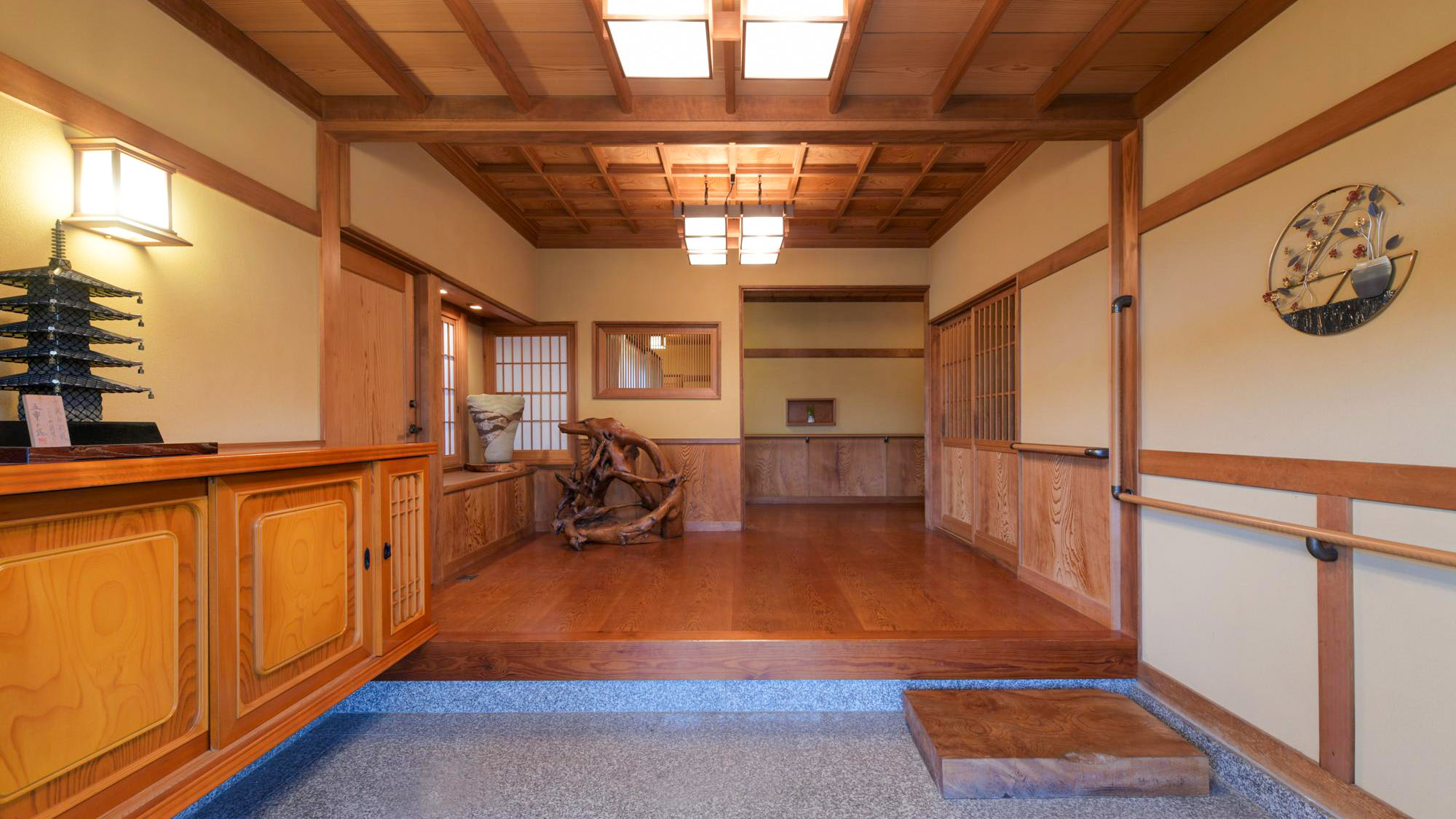 ・【玄関】広々とした玄関で大人数でもゆったりとご利用いただけます