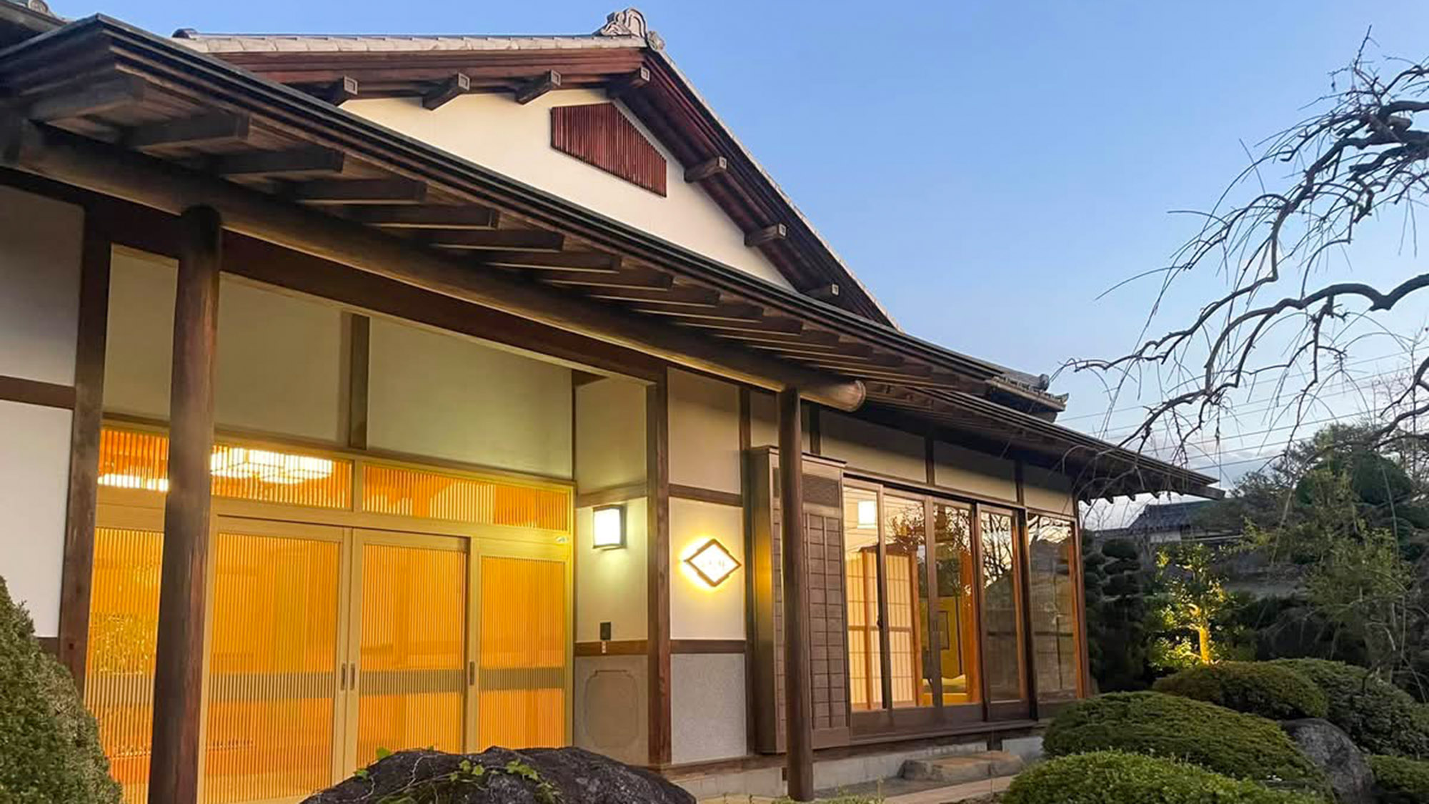 ・【外観】伝統的な数寄屋造りの家屋。木の風合いを活かした重厚感あふれる佇まい