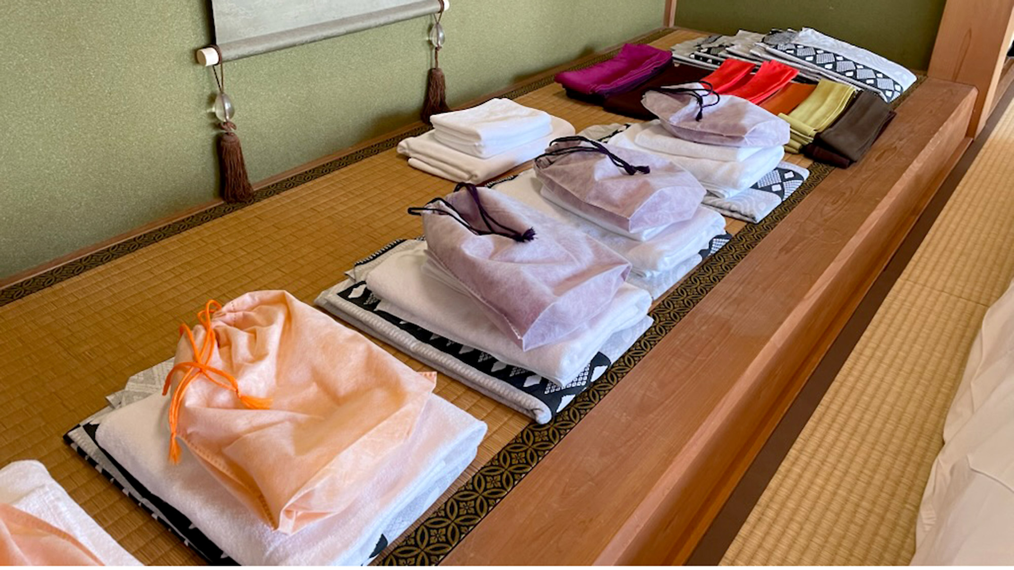 ・【アメニティ】浴衣やアメニティをご用意しております。帯色はお好みでお選びください