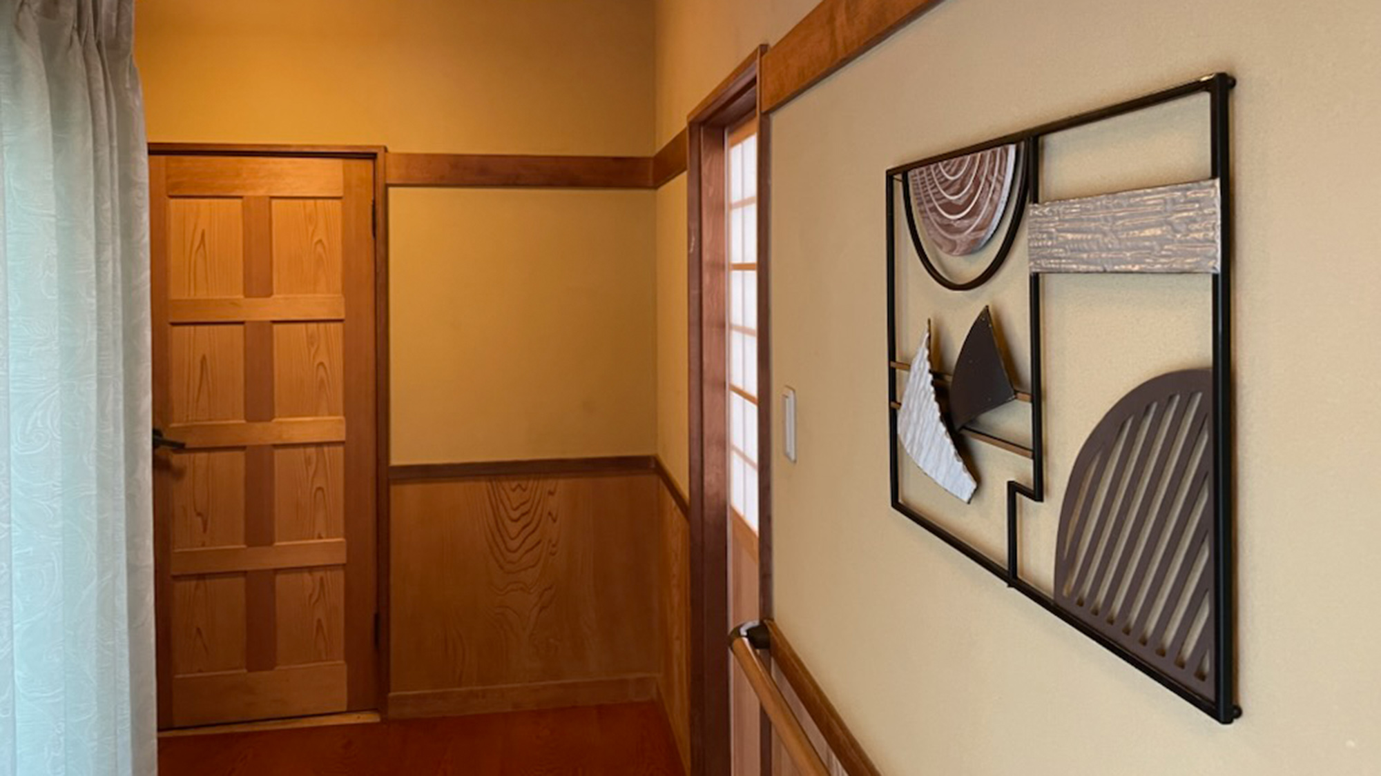 ・【廊下】床を照らす温かい照明と手すり付き。足腰に不安のある方にも安心の設計です