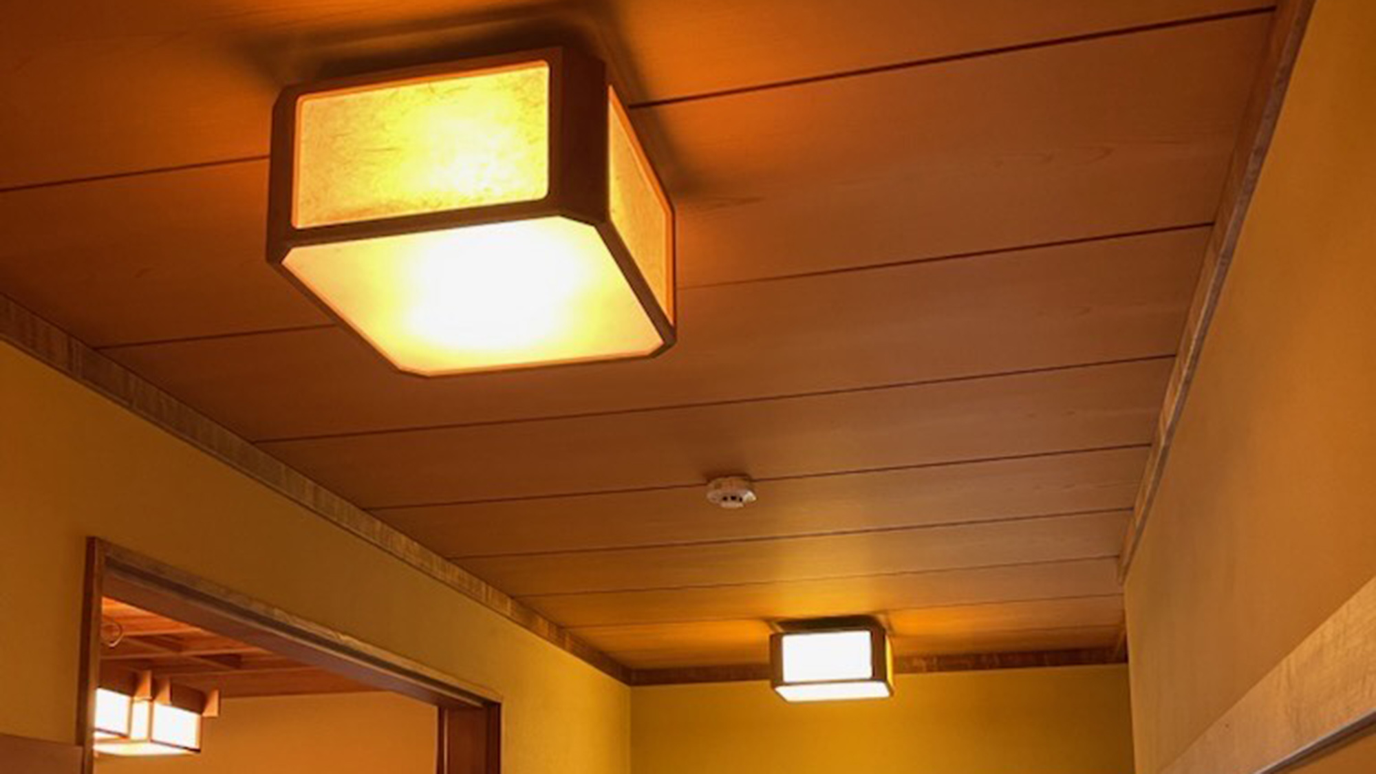 ・【廊下】洗練されたモダンな照明と、木のぬくもりが調和する落ち着いた空間で、ゆっくりお過ごしください