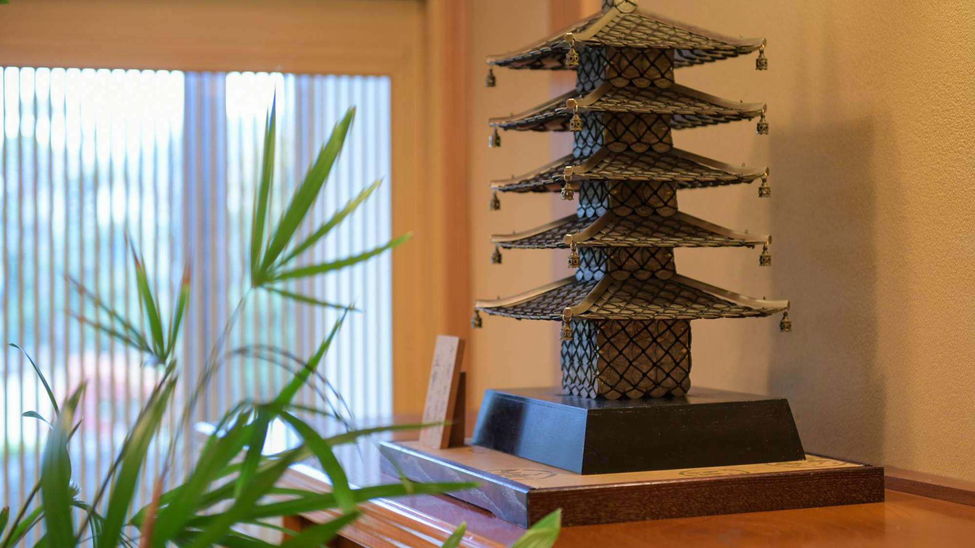 ・【玄関】五重塔の置物など、調度品が和の空間を演出します