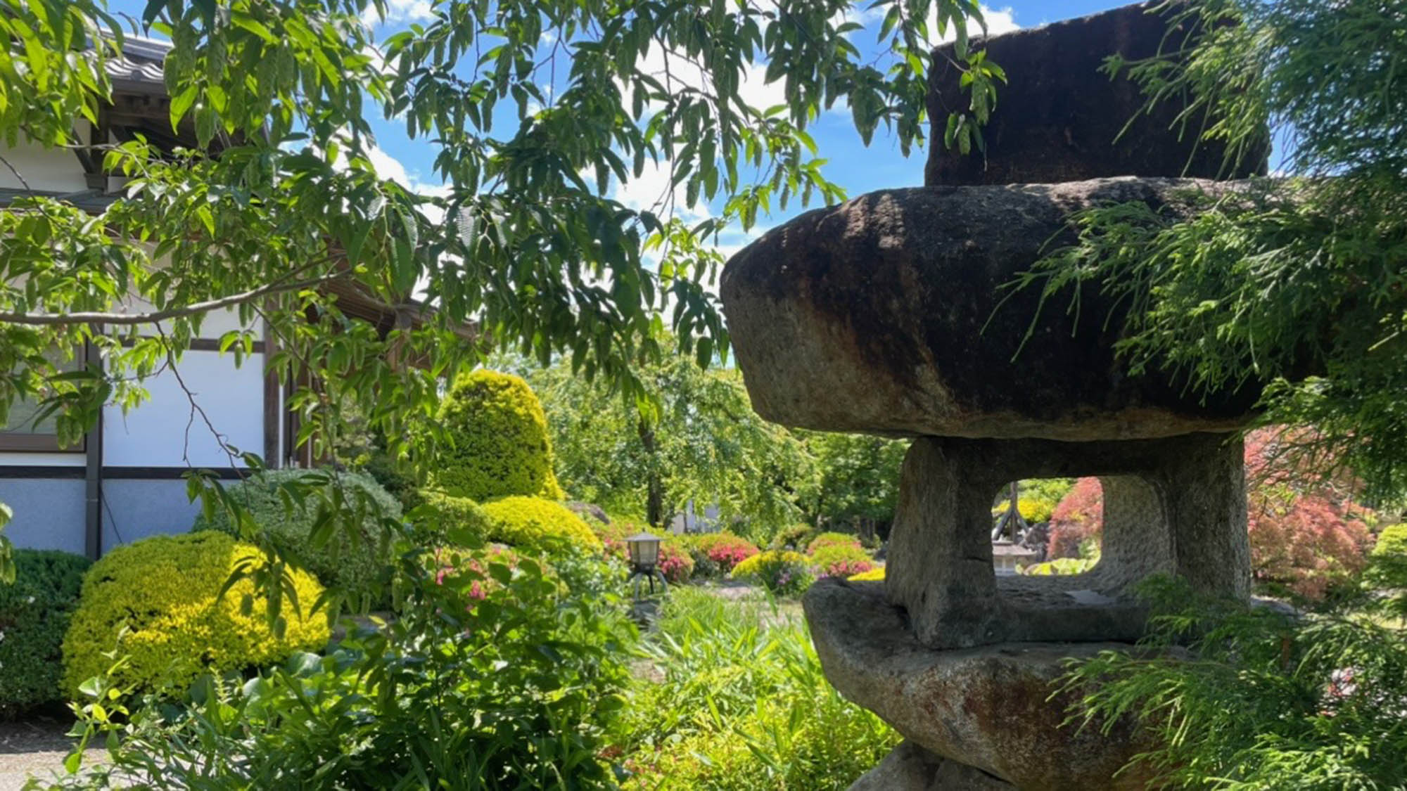 ・【庭】季節の花や木々が季節の移ろいを感じさせる日本庭園