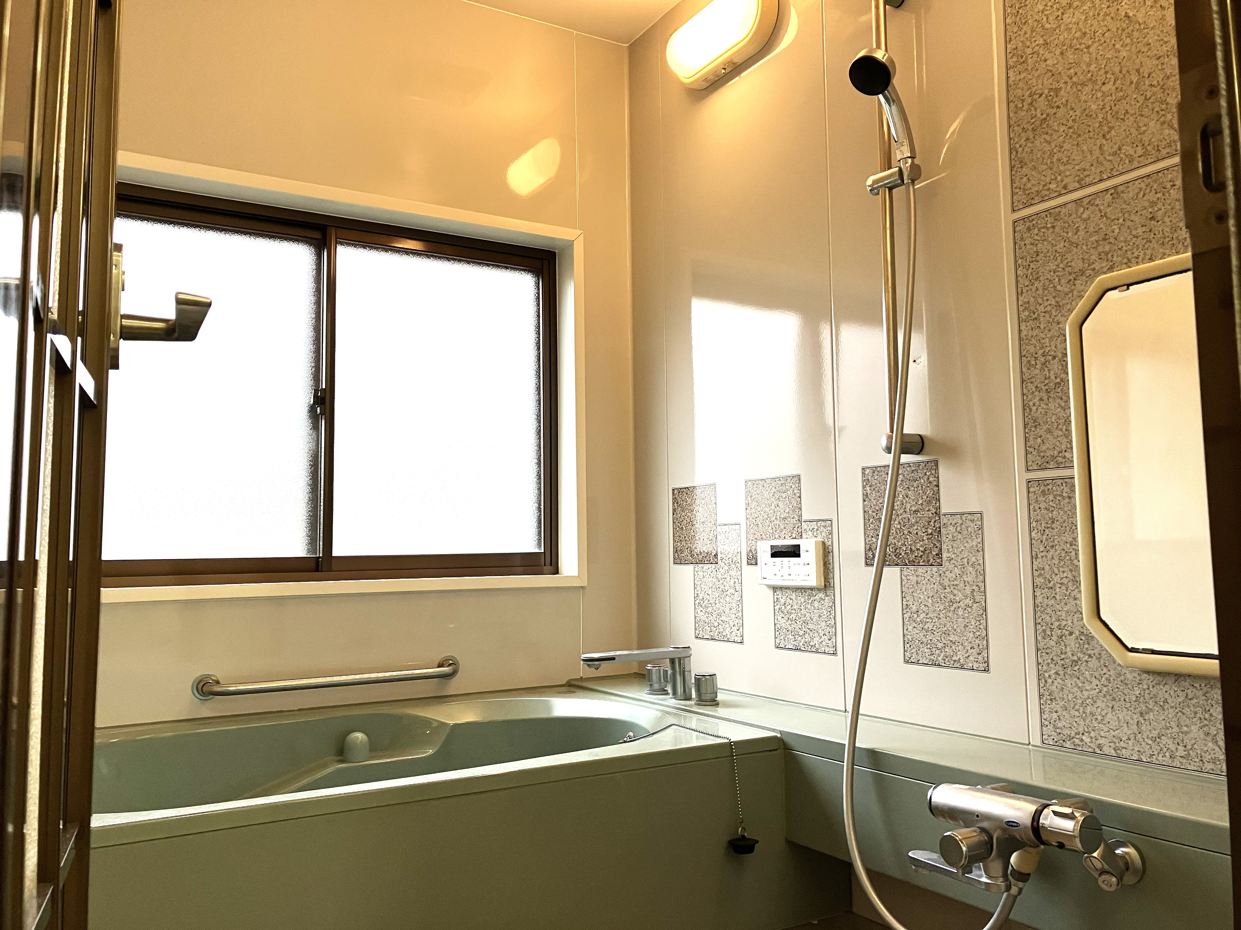 共用のバスルームには浴槽がついています。