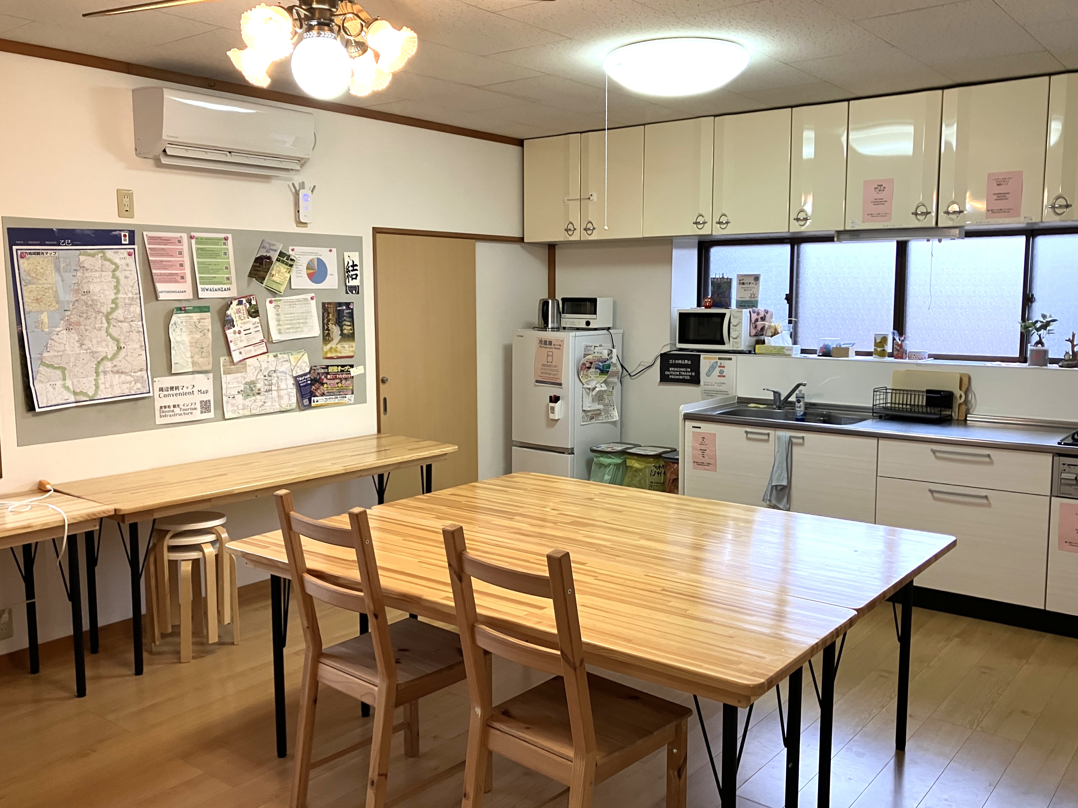 キッチン・リビングダイニングは共用です。3口ガスコンロ、冷蔵庫、電子レンジ、炊飯器、オーブントースター、調理器具、食器類等ご利用いただけます。