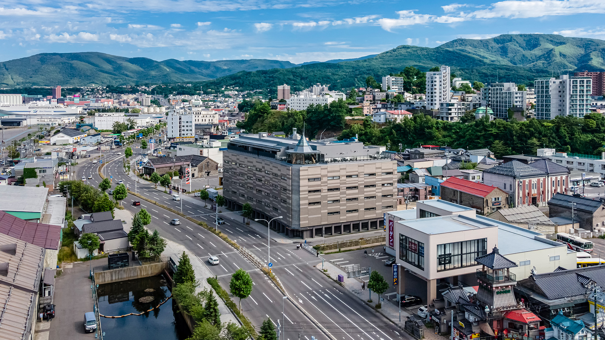 【外観】小樽運河徒歩1分。運河クルーズや情緒ある街並み、小樽グルメを満喫