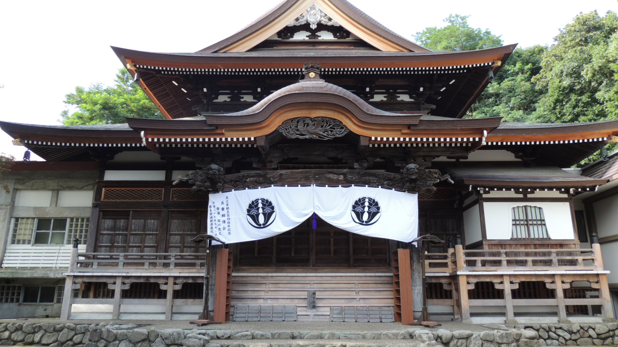 【天上寺】＜車約7分＞小樽の海が見える高台にたたずむ浄土寺のお寺。四季の風景を愉しめる