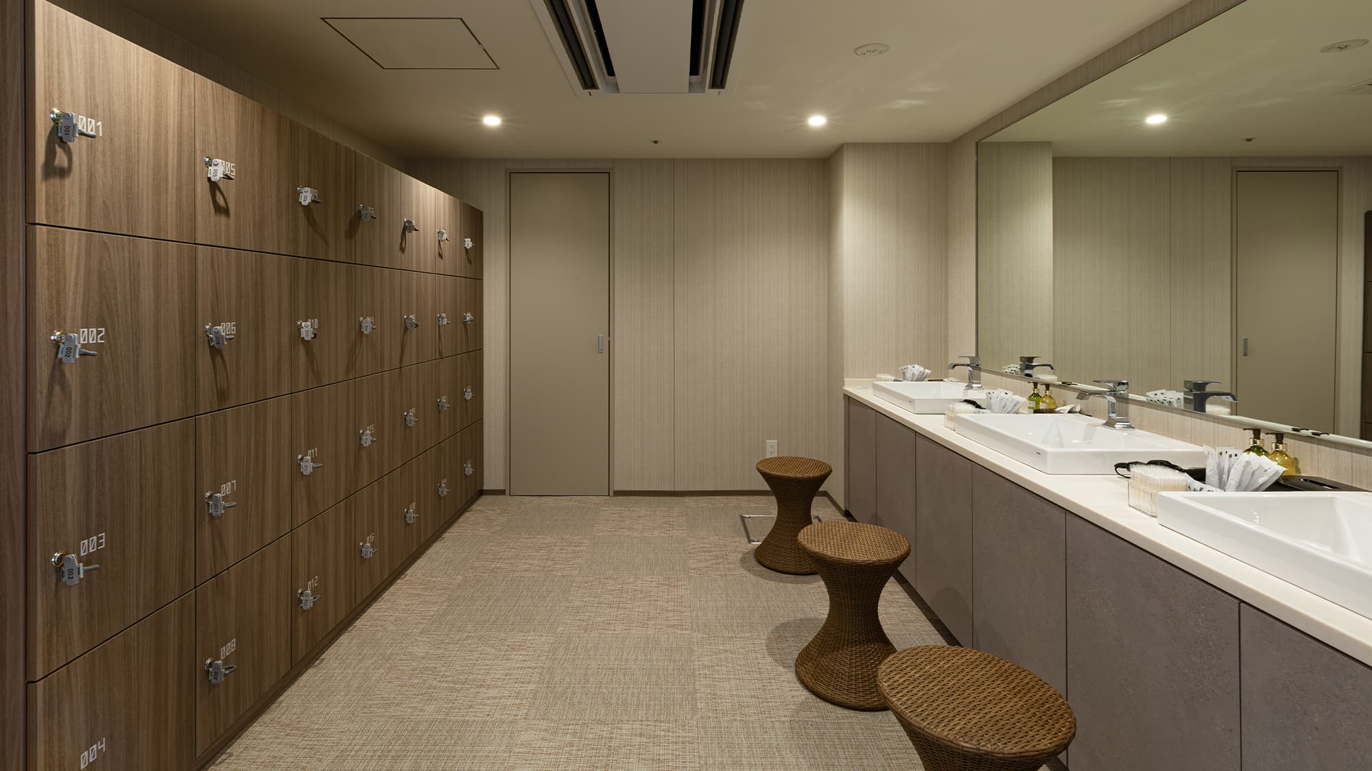 【大浴場／パウダーコーナー】ドライヤーや各種スキンケアを設置しております