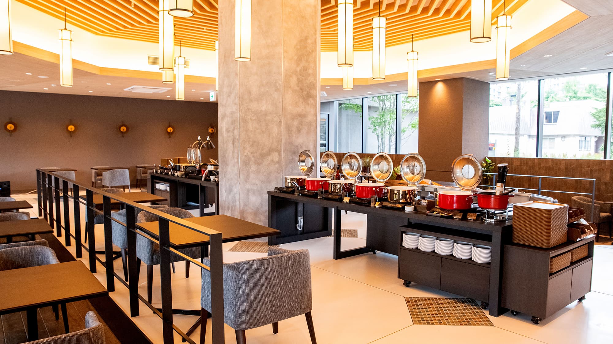 【レストラン】＜1F＞八角形を取り入れたデザインと温かみのある照明が、開放的で心地よい雰囲気を創造