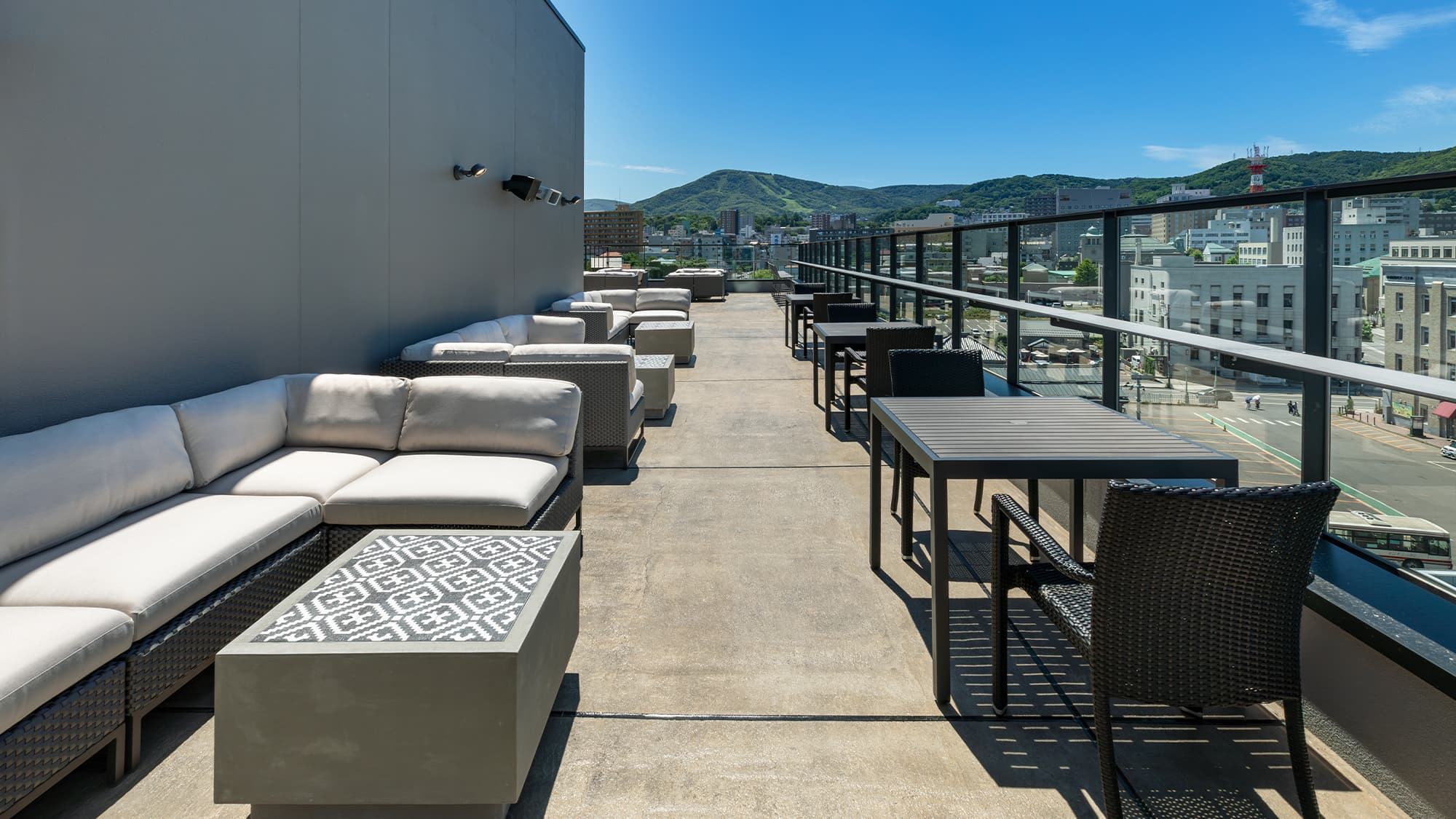 【ルーフトップBAR】＜6F＞小樽の灯台をモチーフにしたルーフトップBAR。夜は艶やかなムードが漂う