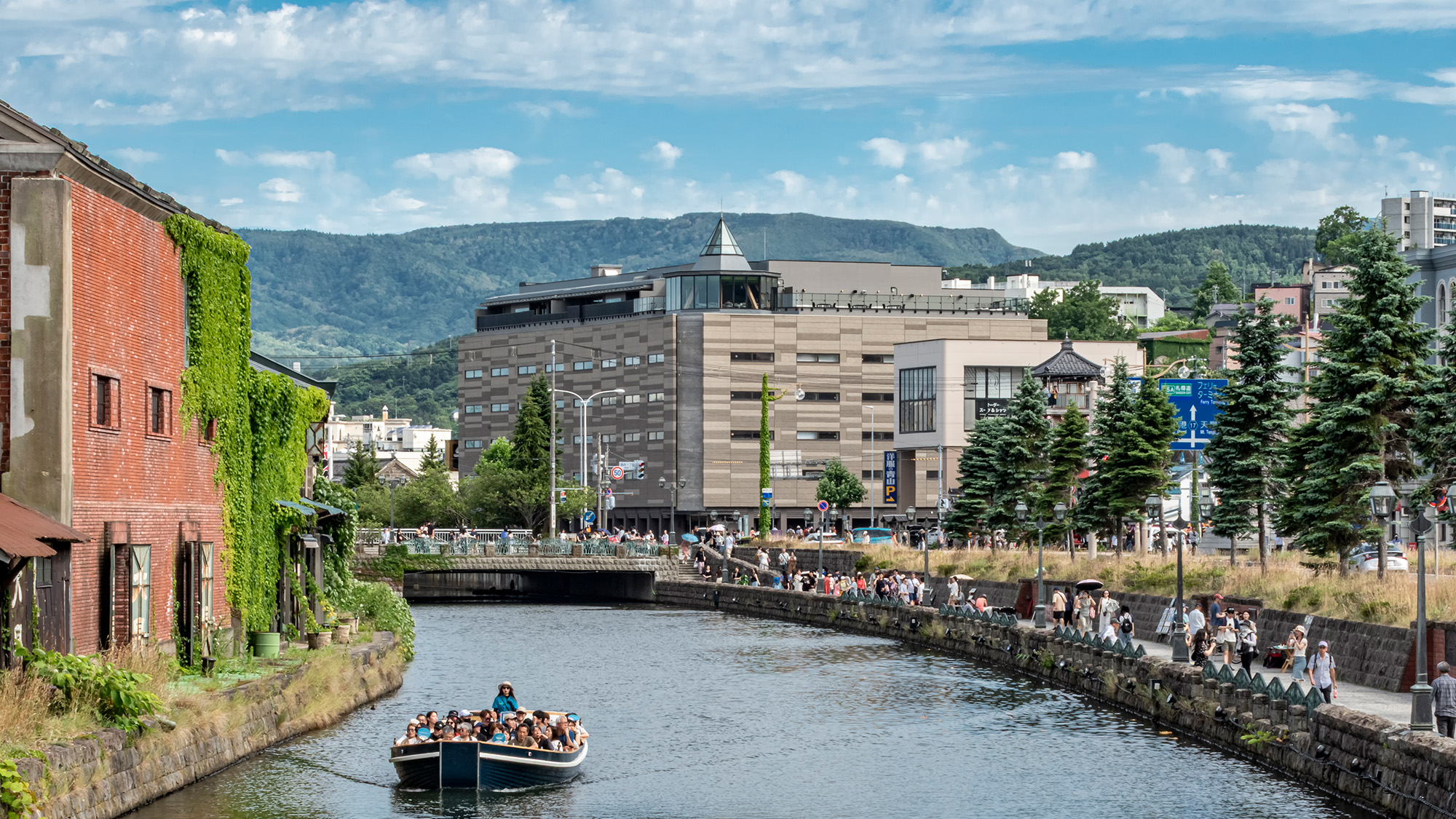 【外観】小樽運河の目の前に佇むホテル。運河クルーズや情緒ある街並み、小樽グルメを満喫