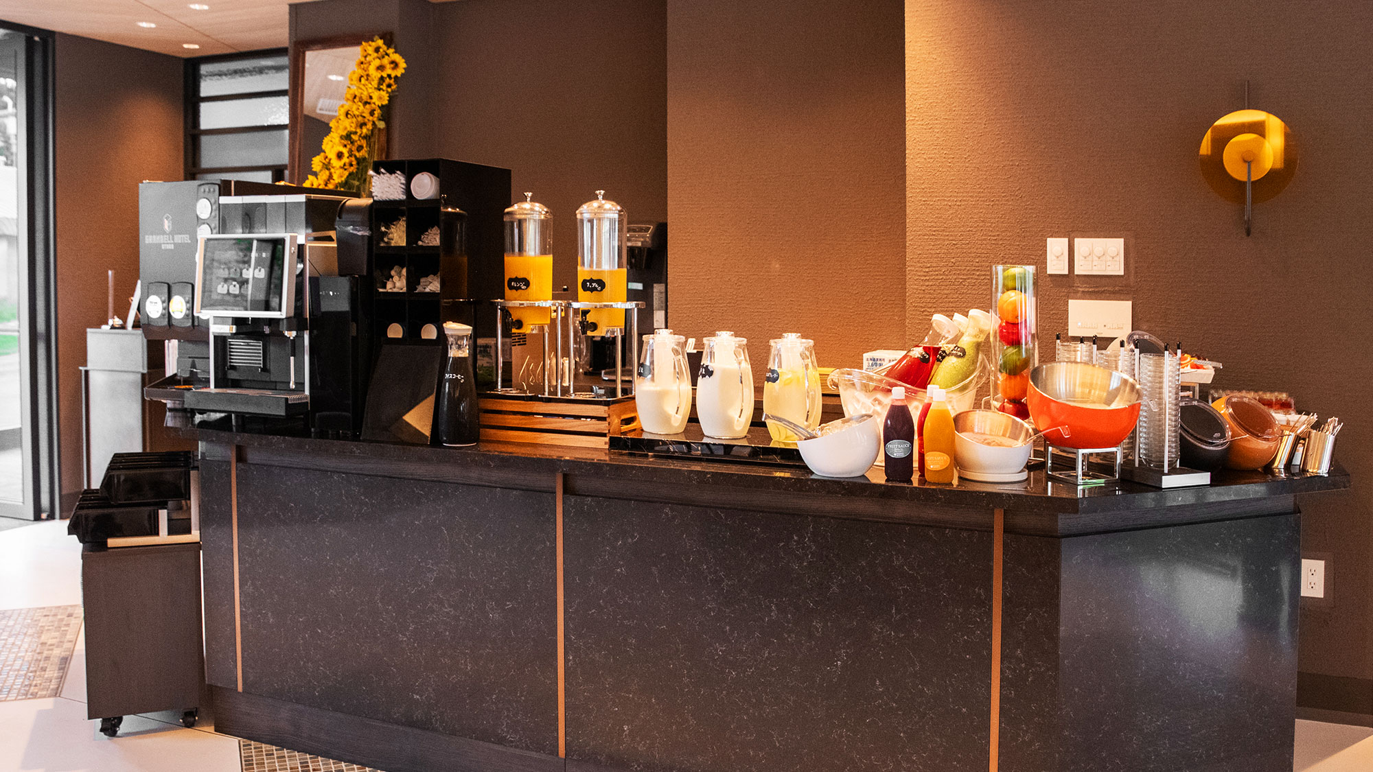 【朝食】熱々のコーヒーや紅茶、フルーツジュースなどをお楽しみいただけます