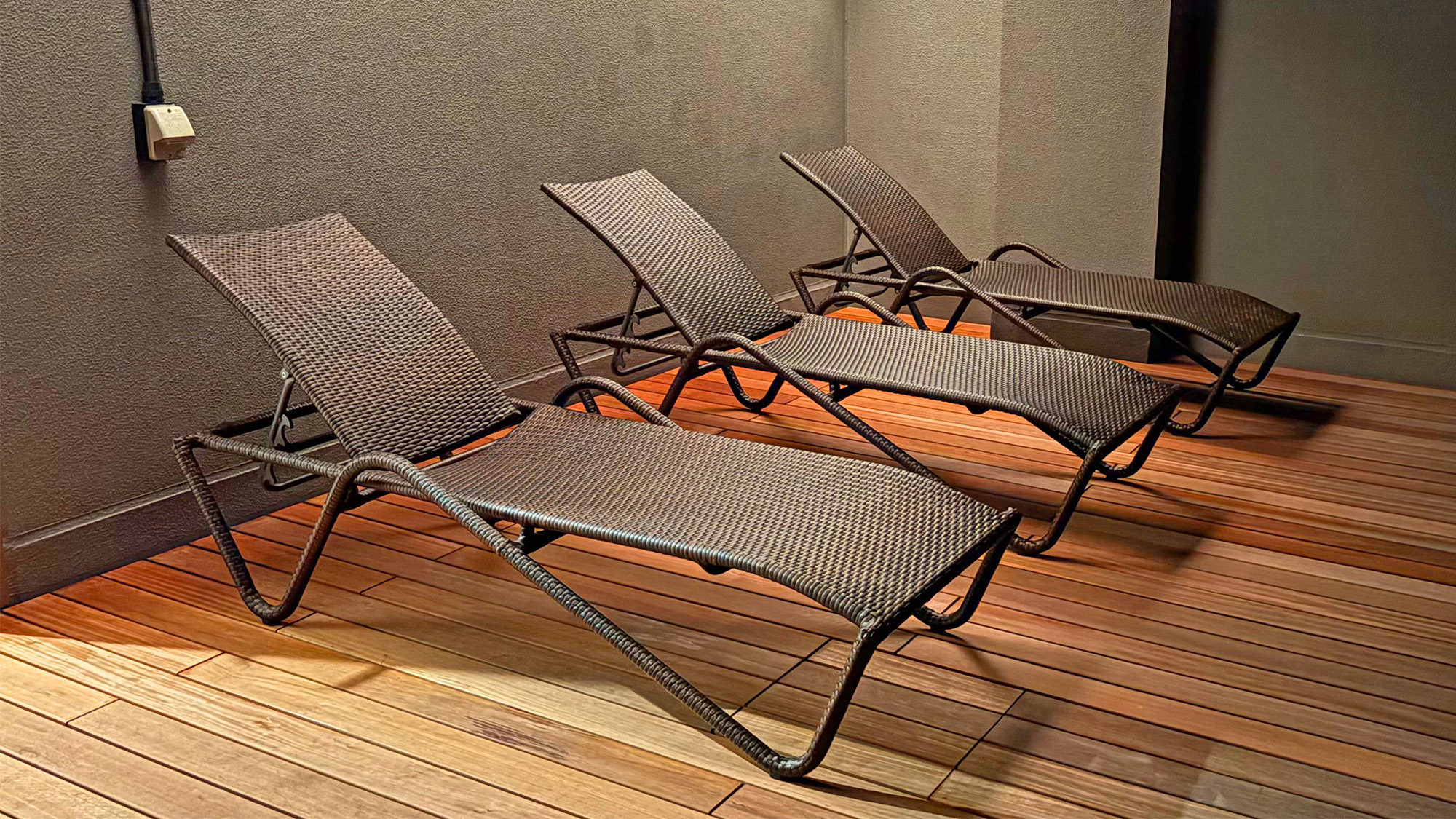 【外気浴スペース】＜6F＞水風呂のあとは外気浴スペースで、心地よいととのいタイム