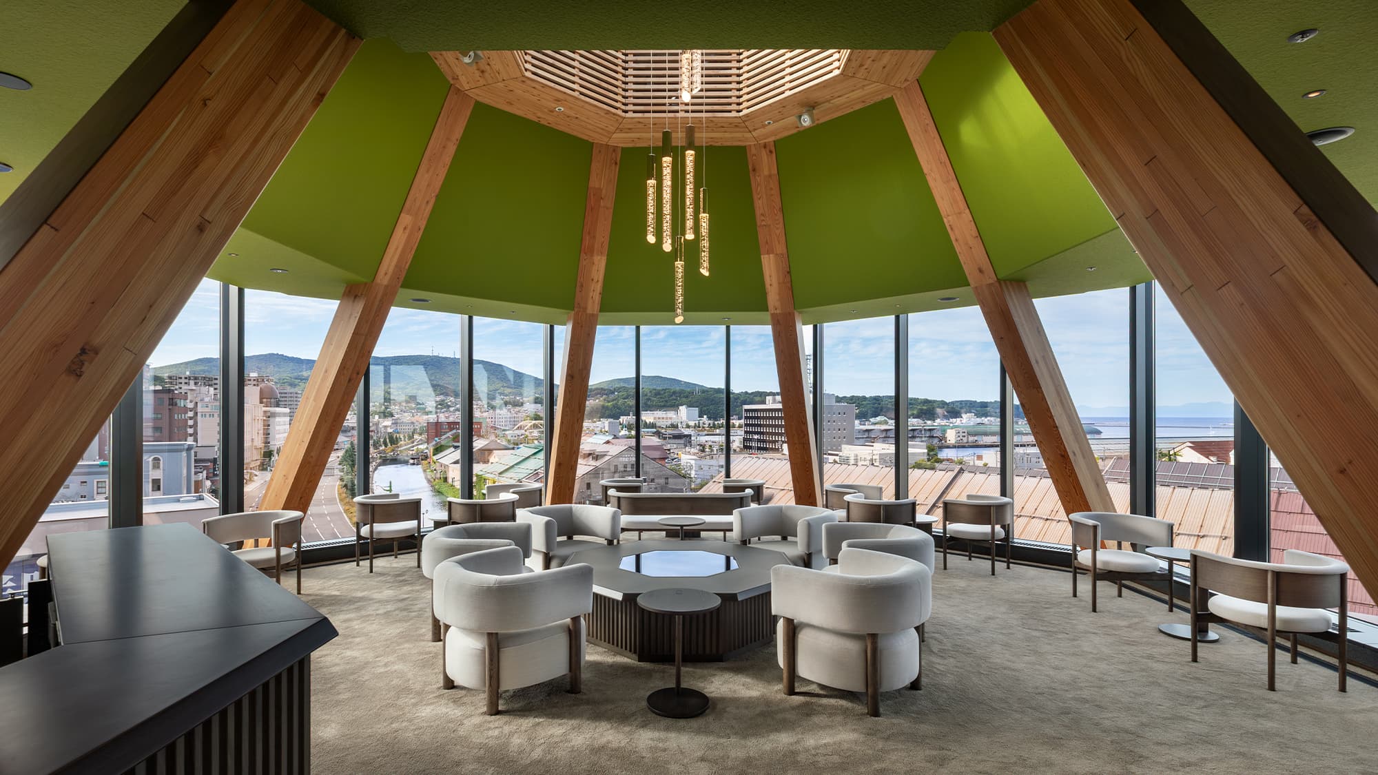 【ルーフトップBAR】＜6F＞小樽の灯台をモチーフにしたルーフトップBAR。夜は艶やかなムードが漂う