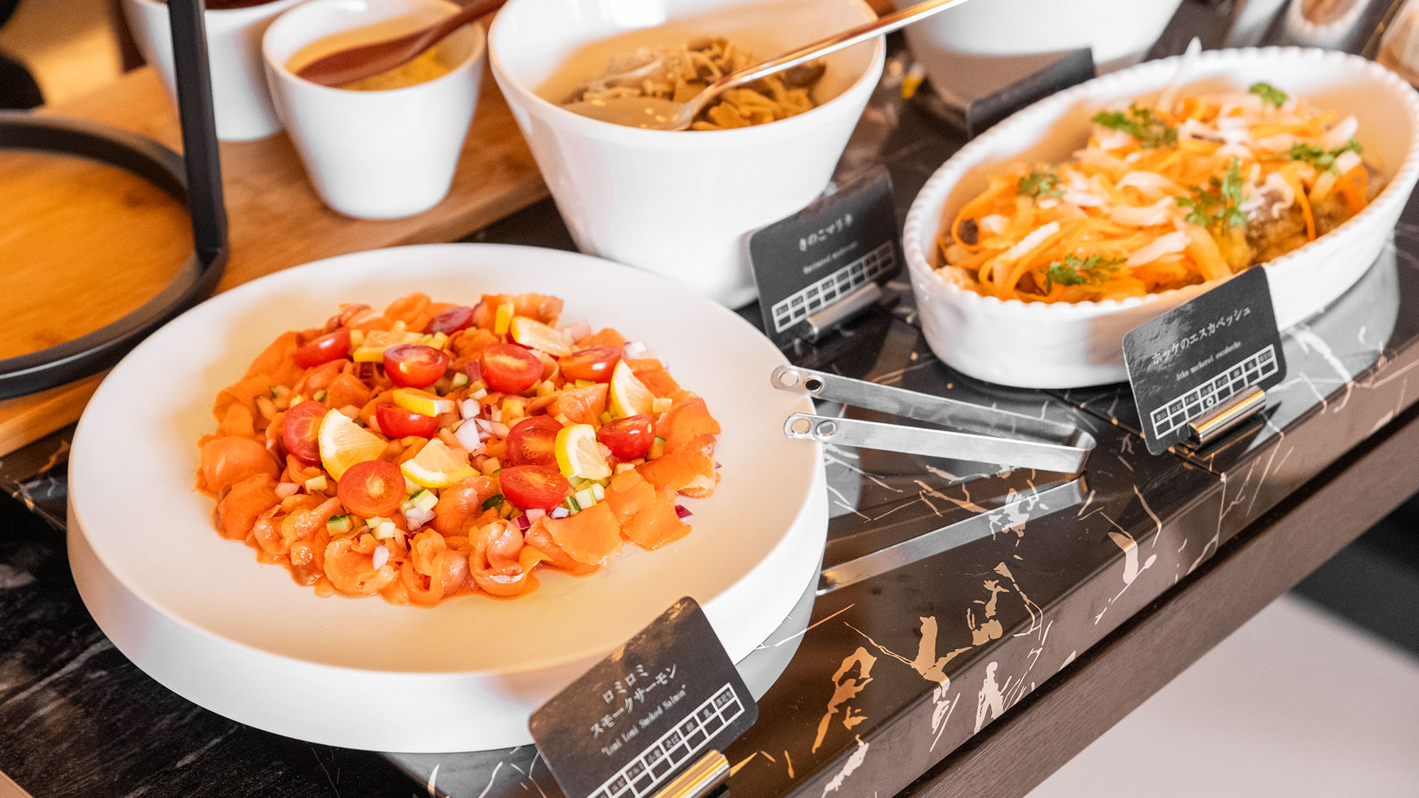 【朝食】陽光が差し込む爽やかなフロアで約70種の和洋ビュッフェで素敵な1日のスタートを