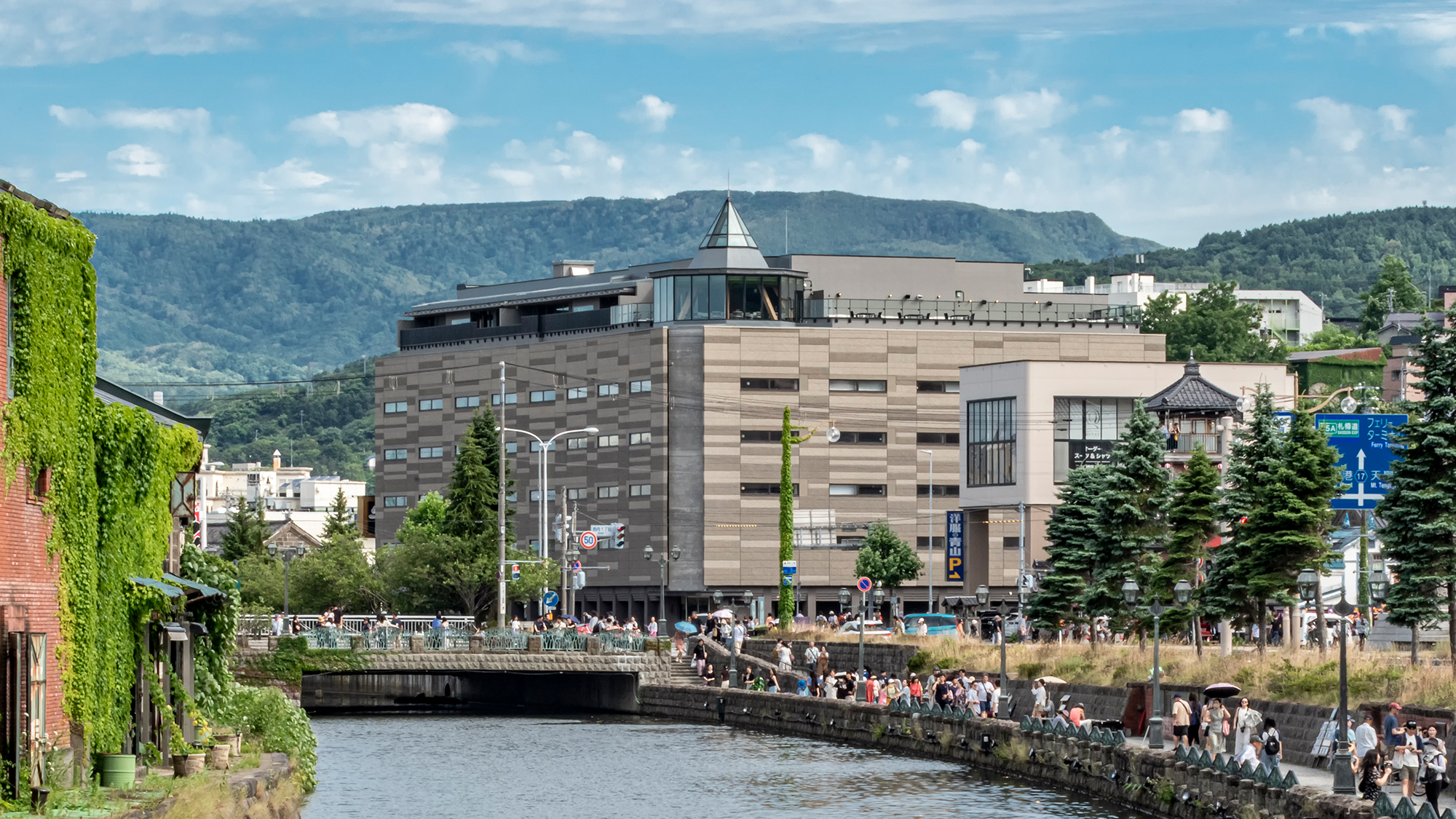 【外観】小樽運河の目の前に佇むホテル。運河クルーズや情緒ある街並み、小樽グルメを満喫