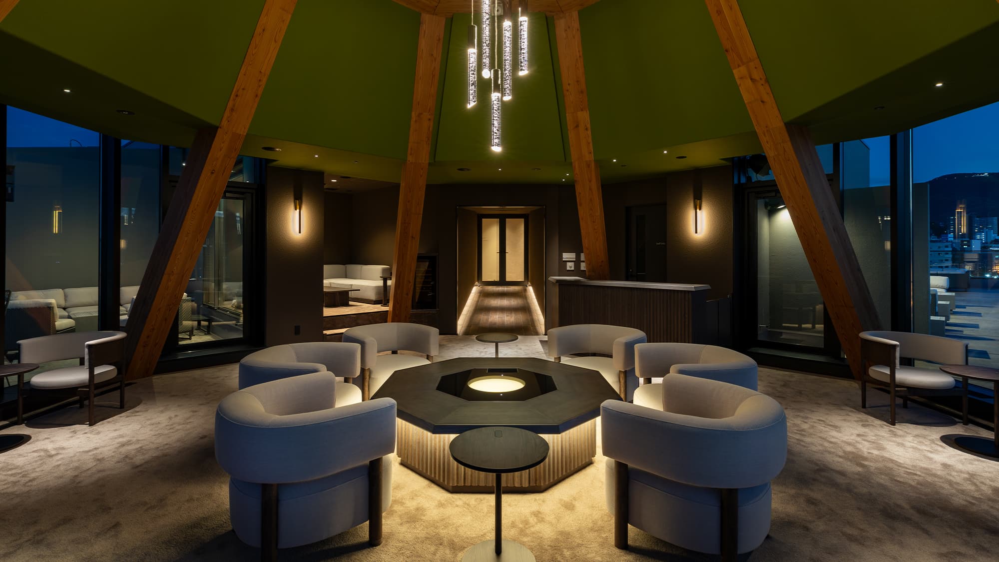 【ルーフトップBAR】<6F>小樽の灯台をモチーフにしたルーフトップBAR。夜は艶やかなムードが漂う