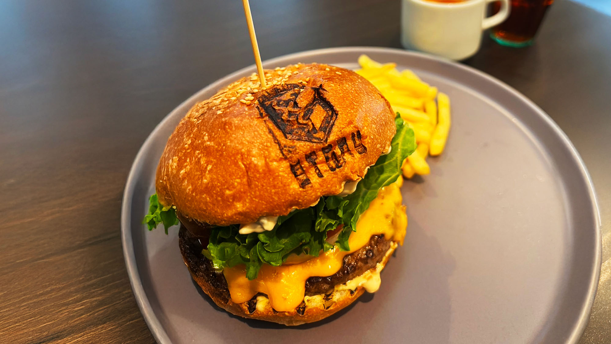 【ランチ】北海道産牛を贅沢に使用したハンバーガーが大好評。ドリンクバーセットもご用意しております。