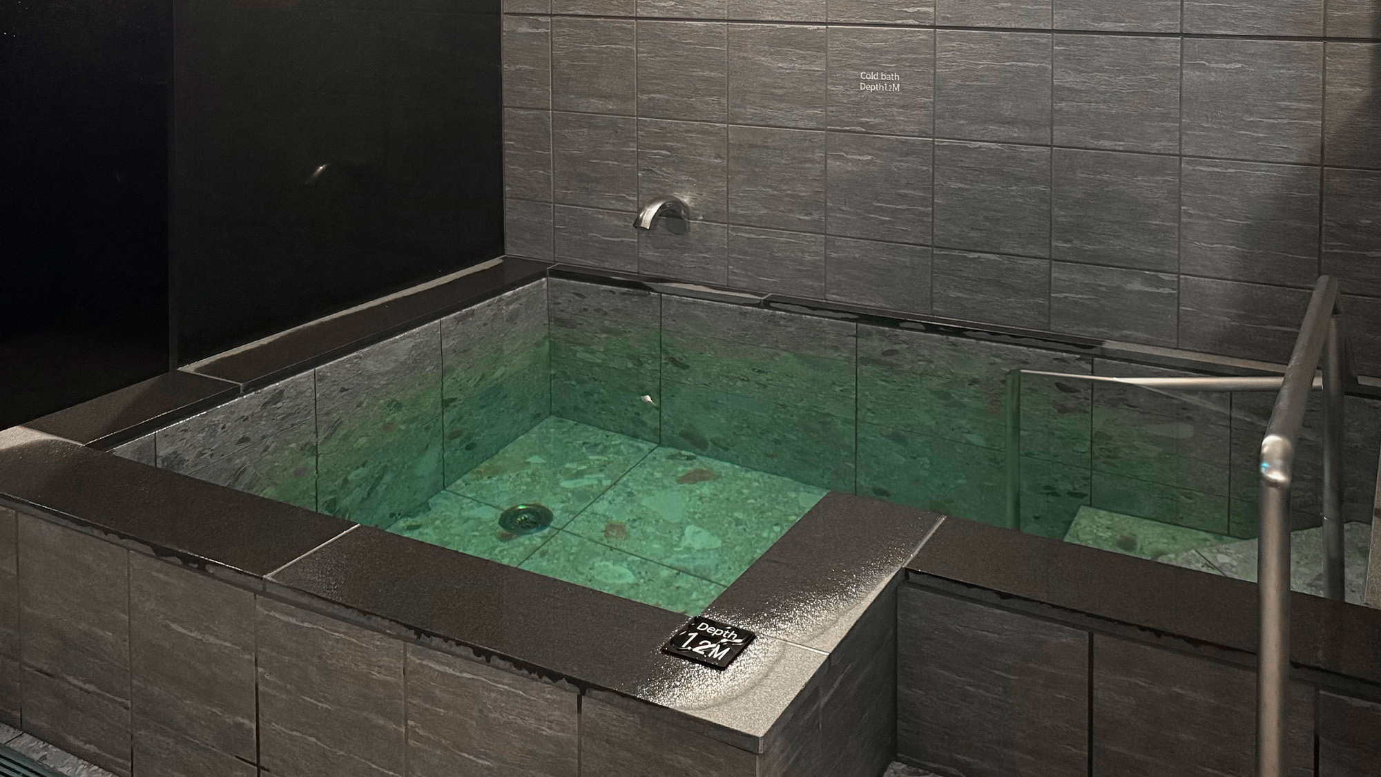 【水風呂】＜6F＞水深1.2mで立ちながら入ることができる水風呂。火照った身体をじんわりと冷やします