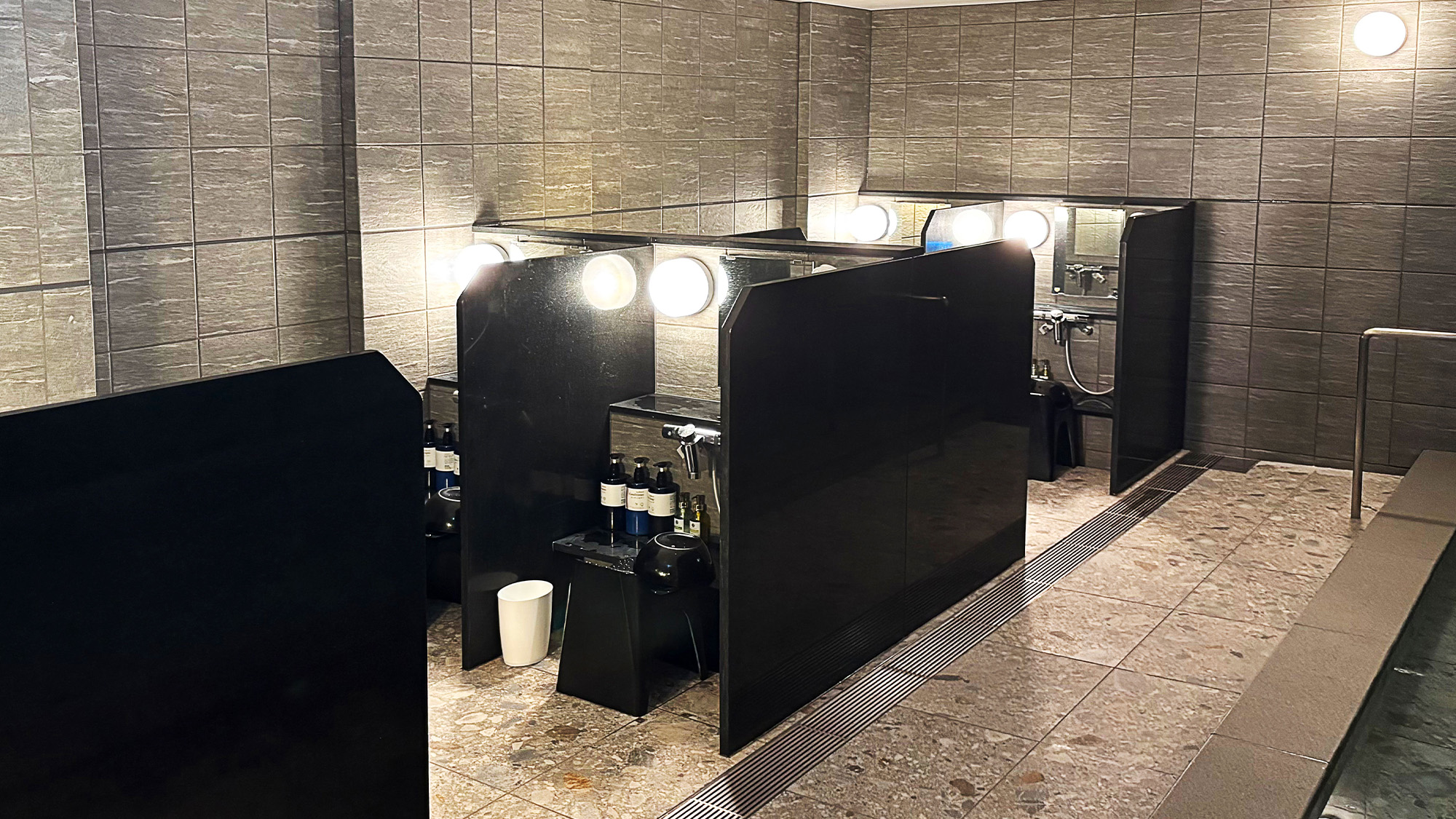 【大浴場／洗い場】＜6F＞周りを気にせずご利用いただけるよう、仕切りを設けております