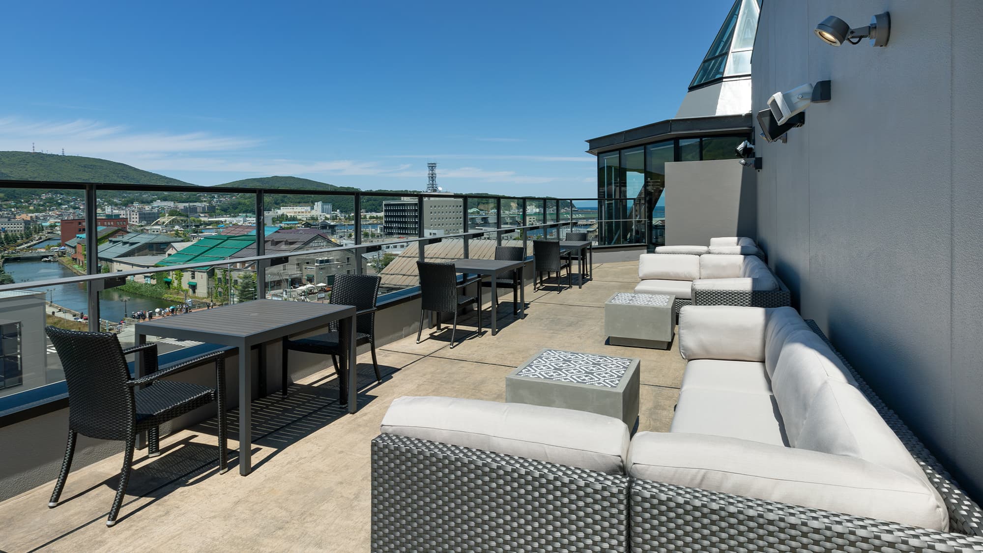 【ルーフトップBAR】＜6F＞小樽の灯台をモチーフにしたルーフトップBAR。夜は艶やかなムードが漂う