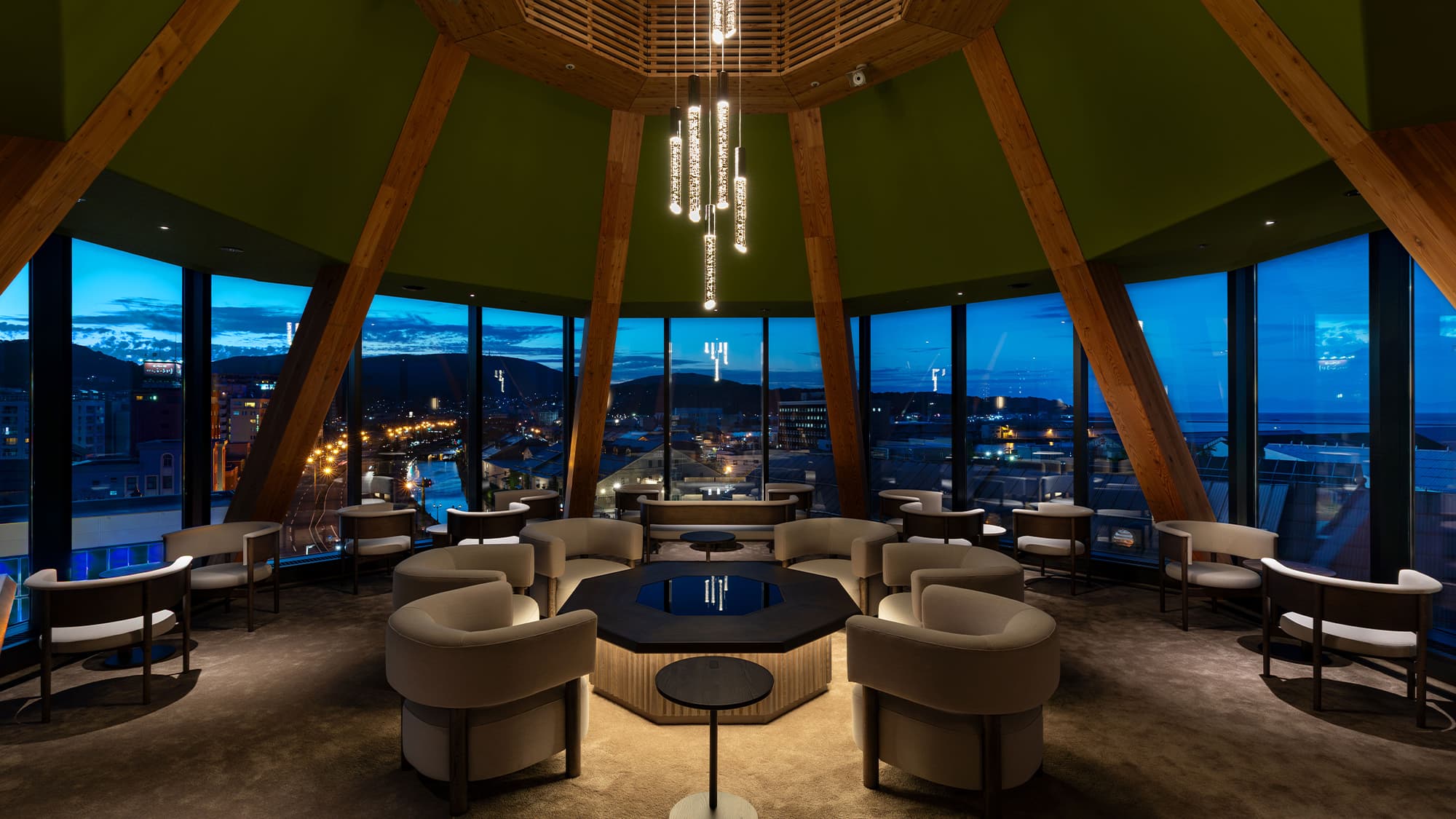 【ルーフトップBAR】＜6F＞小樽の灯台をモチーフにしたルーフトップBAR。夜は艶やかなムードが漂う