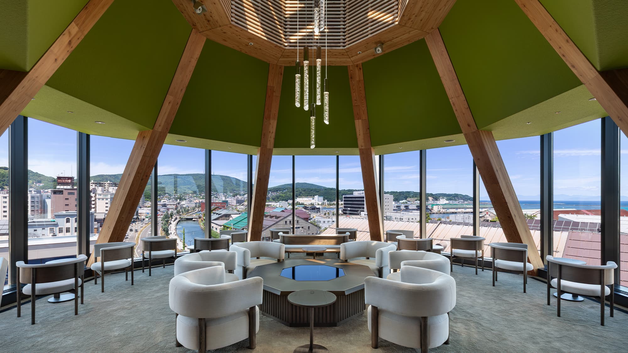 【ルーフトップBAR】＜6F＞小樽の灯台をモチーフにしたルーフトップBAR。夜は艶やかなムードが漂う