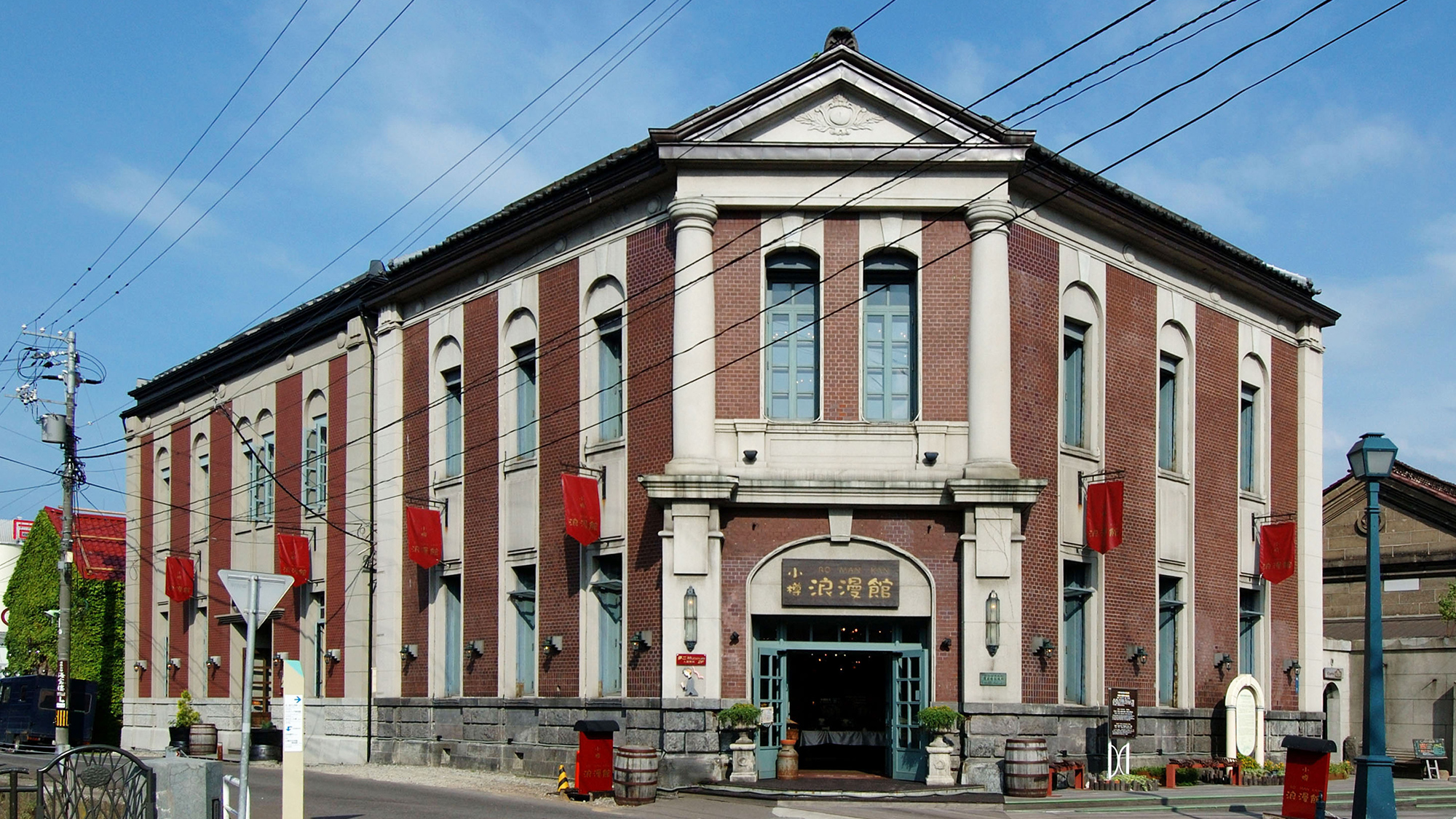 【小樽浪漫館】＜徒歩約1分＞アクセサリーやガラス雑貨を取り揃えているショップ