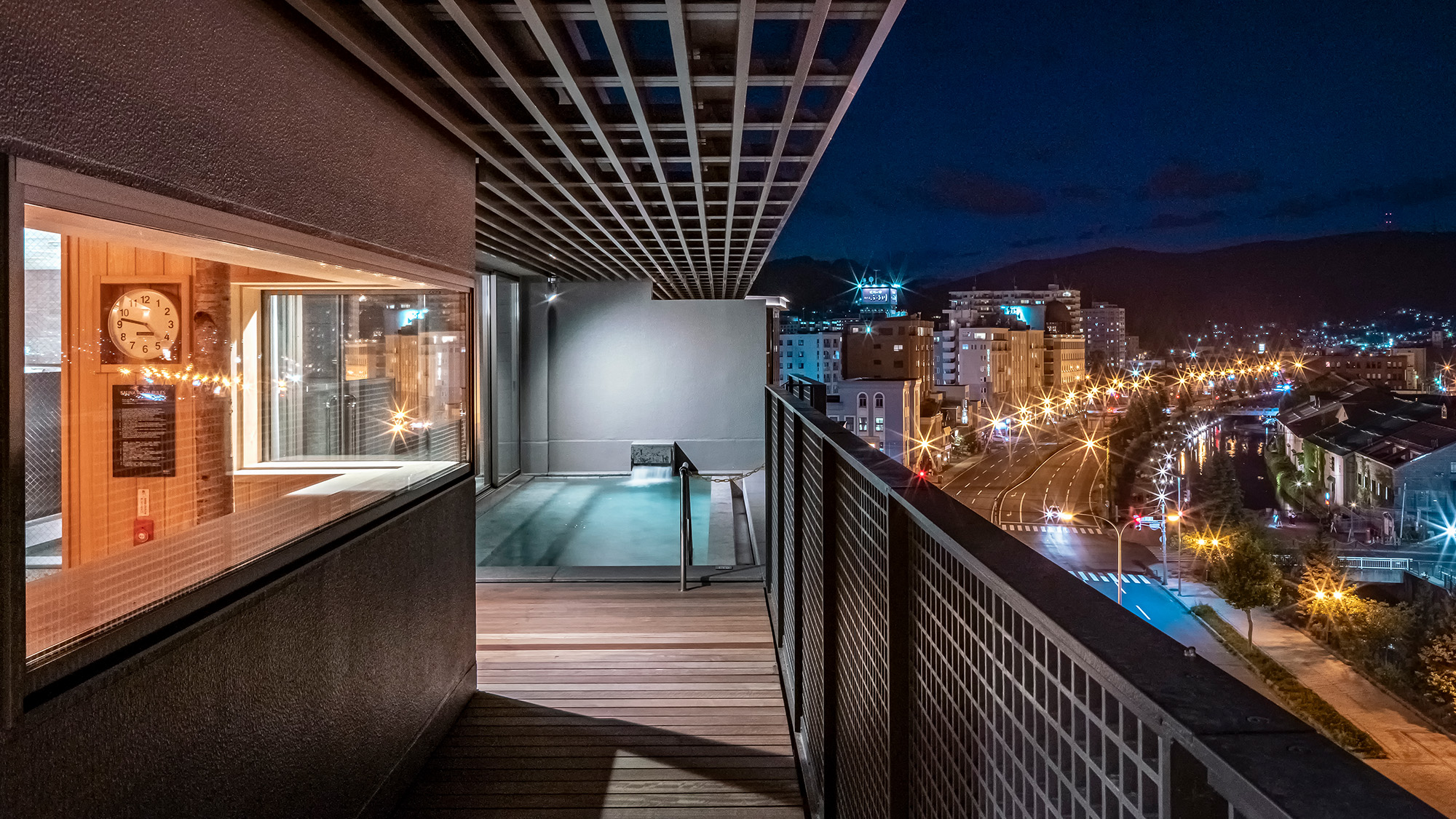 【展望露天風呂／テラス】＜6F＞夜は明かりが灯る小樽を眺めながら、寛ぎのひとときをお過ごしください