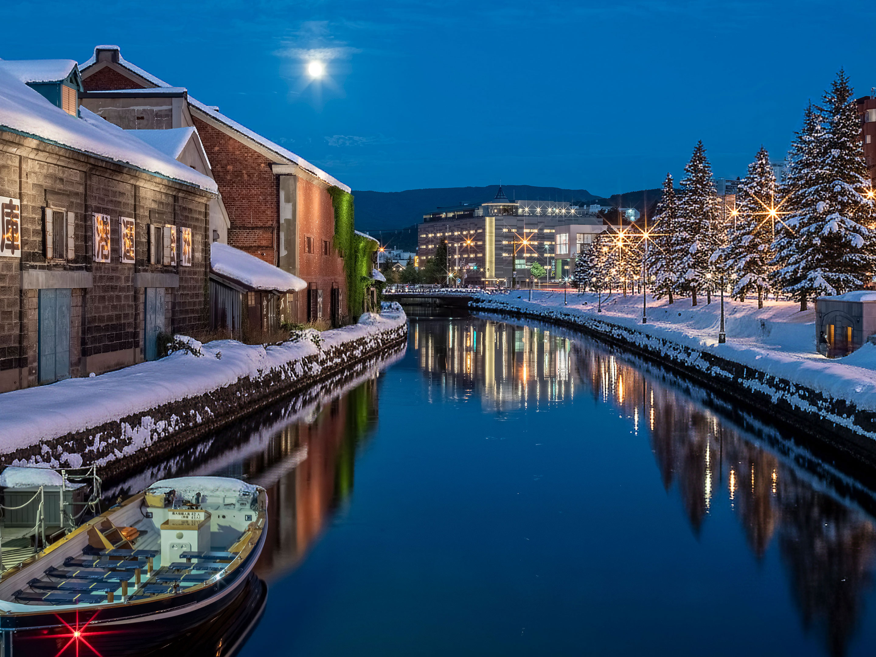 【外観】小樽運河の目の前に佇むデザイナーズホテル（冬）