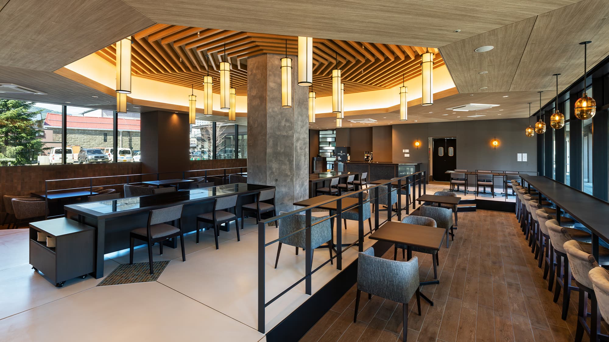 【レストラン】＜1F＞八角形を取り入れたデザインと温かみのある照明が、開放的で心地よい雰囲気を創造