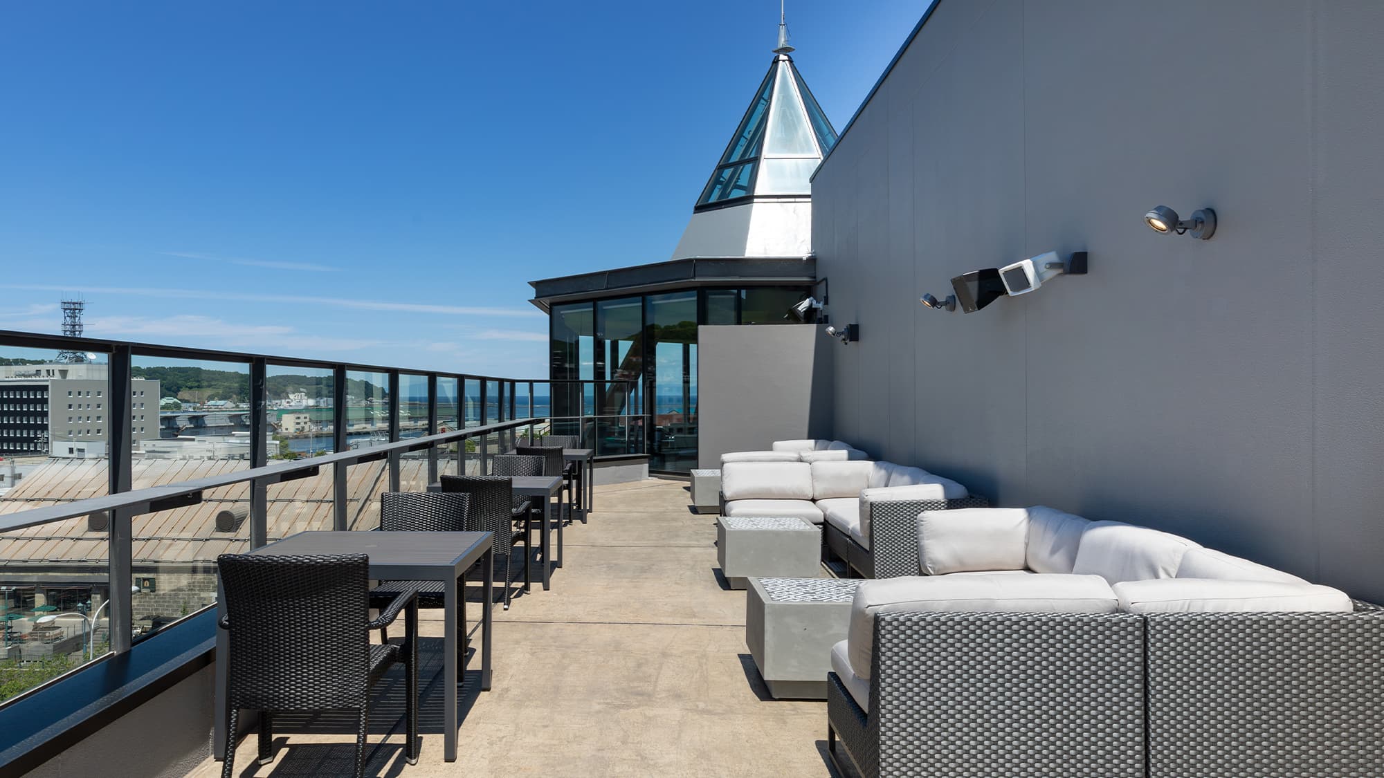 【ルーフトップBAR】＜6F＞小樽の灯台をモチーフにしたルーフトップBAR。夜は艶やかなムードが漂う