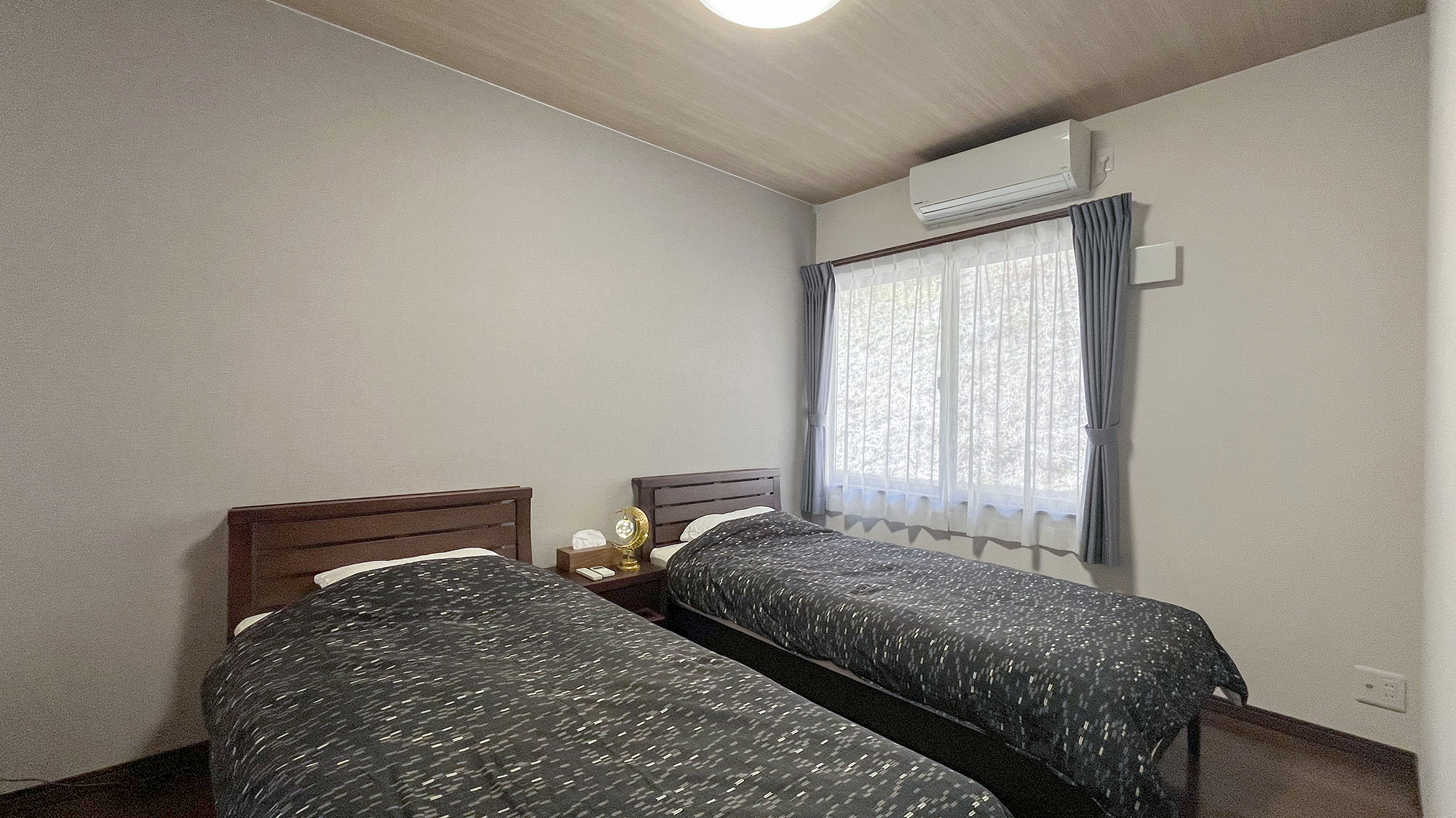 ベッドのお部屋もご用意しております