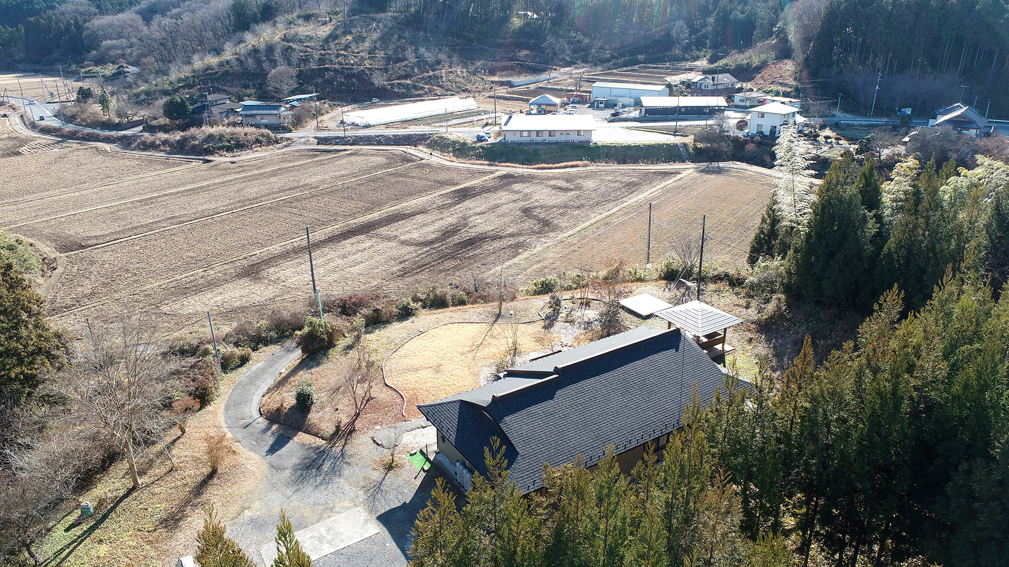 丘に建つ一軒家をリノベーションした8名様までご利用いただける和モダンな宿です