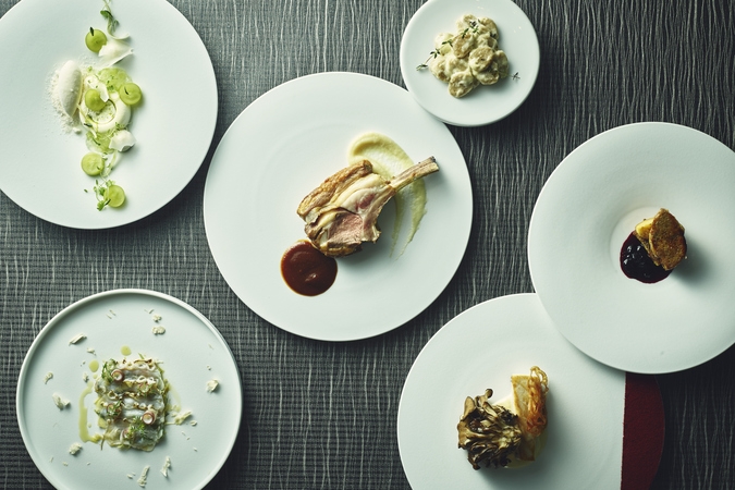 【非日常を味わうLuxury Stay】夕食は豊平川を眺めるレストランでフレンチコース/夕朝食付