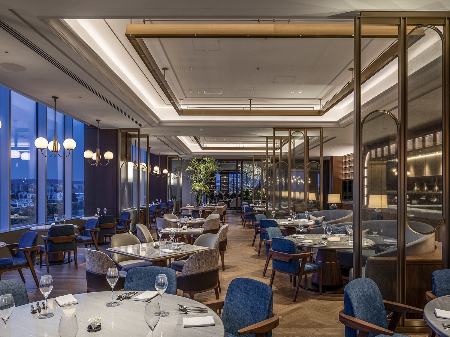 【非日常を味わうLuxury Stay】夕食は豊平川を眺めるレストランでフレンチコース/夕朝食付