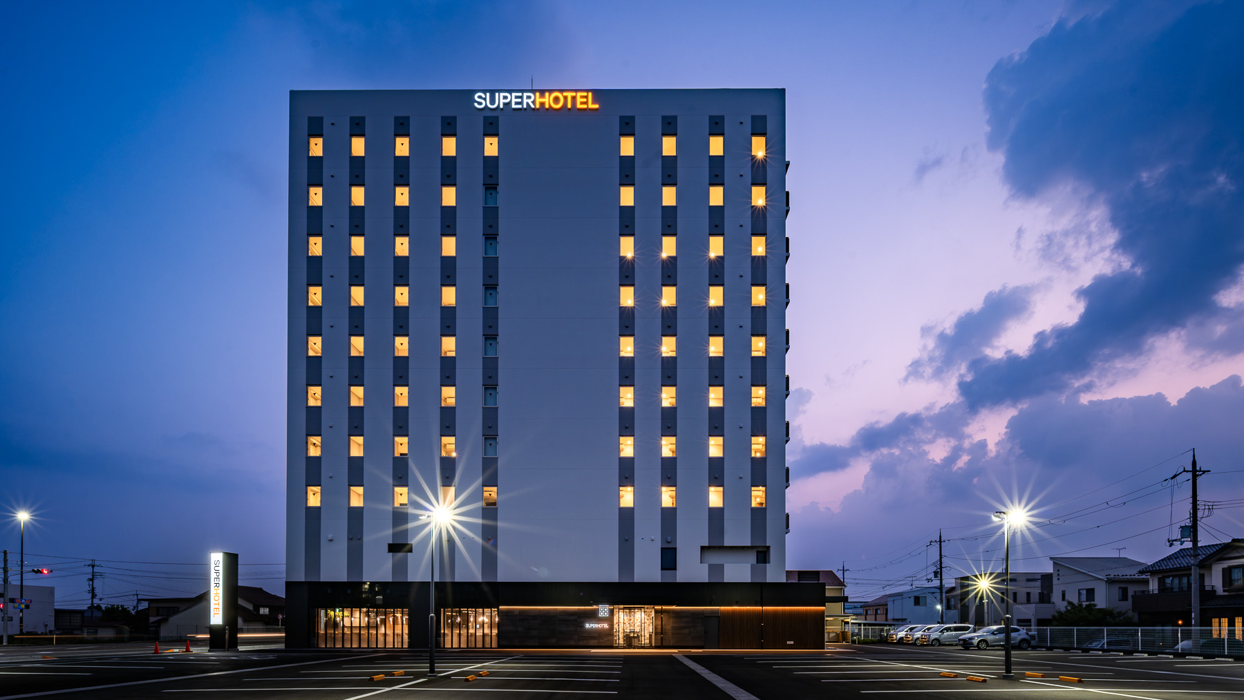 静かな夜に佇む、優しい光のランドマーク