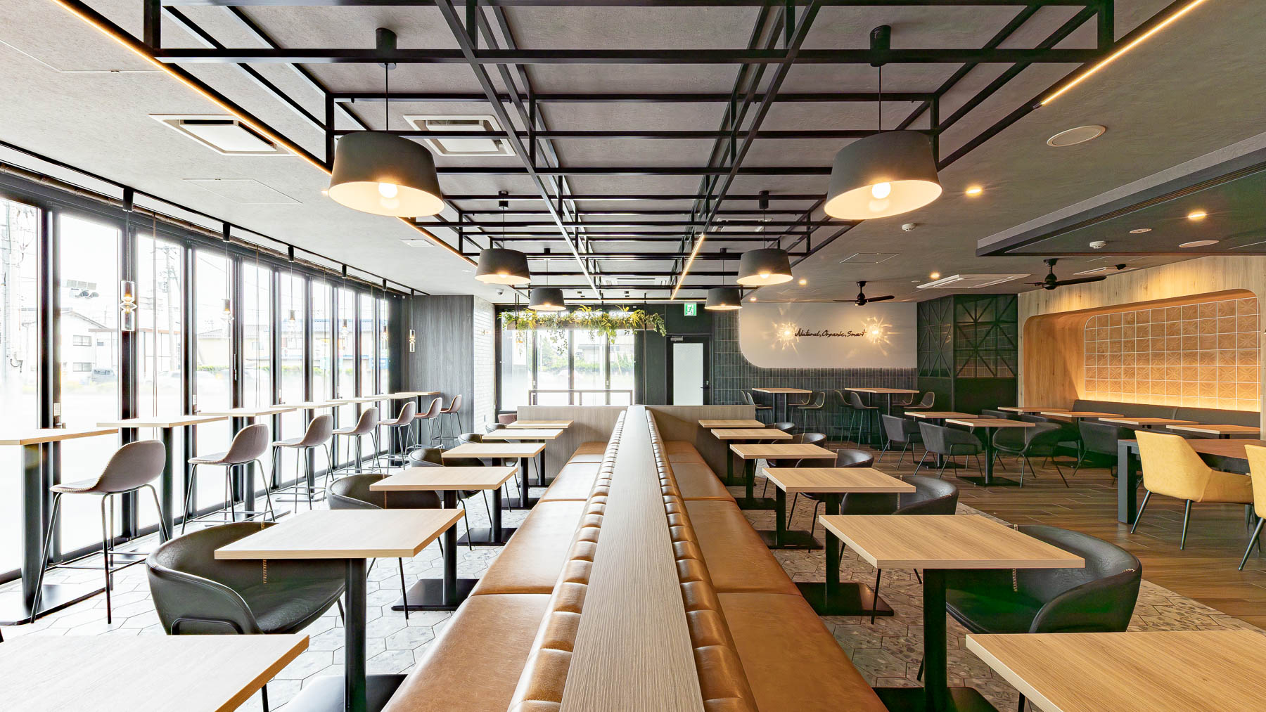 木のぬくもりも感じられるラウンジ