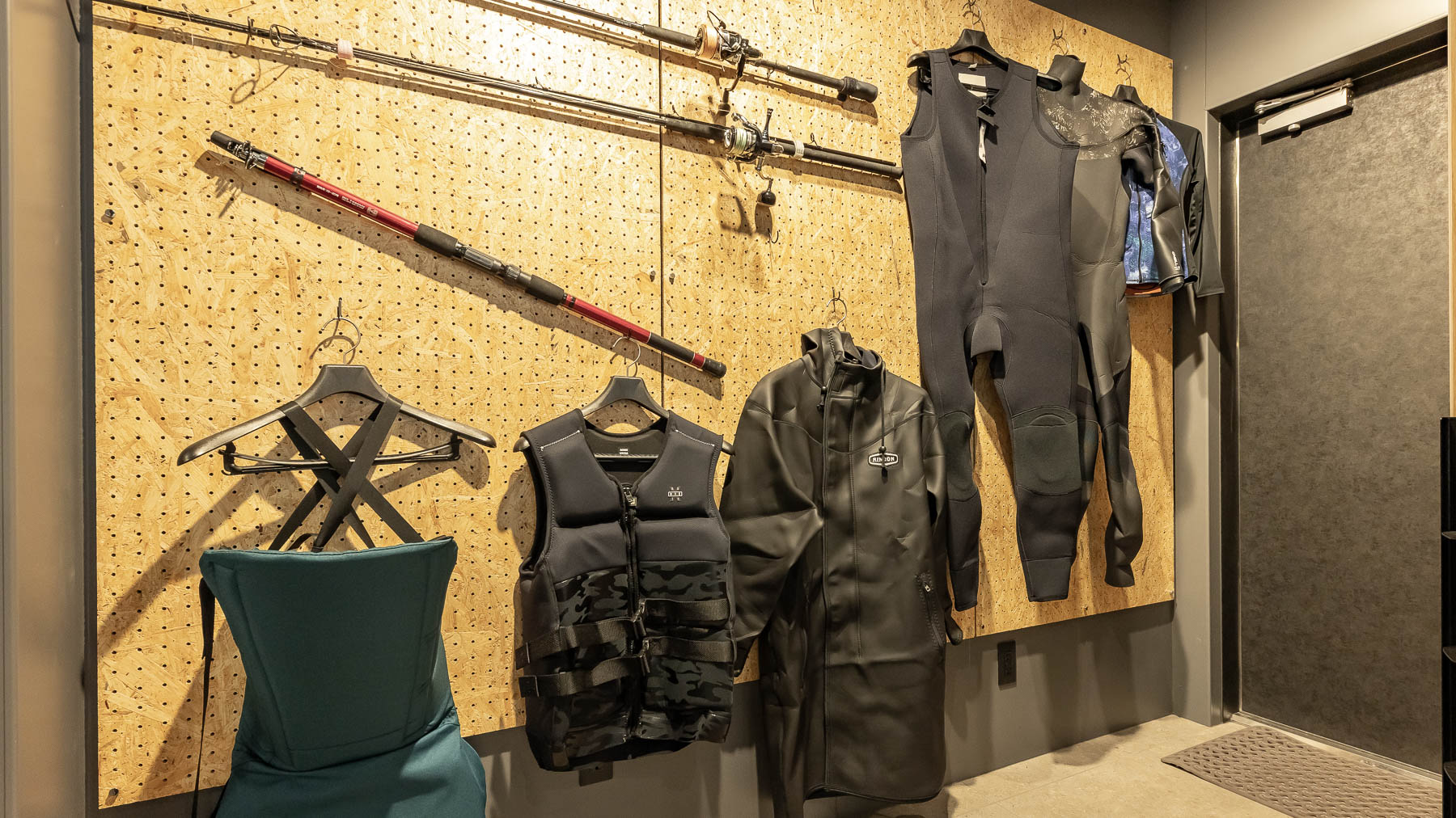 大きな荷物を預けてお部屋は広々♪