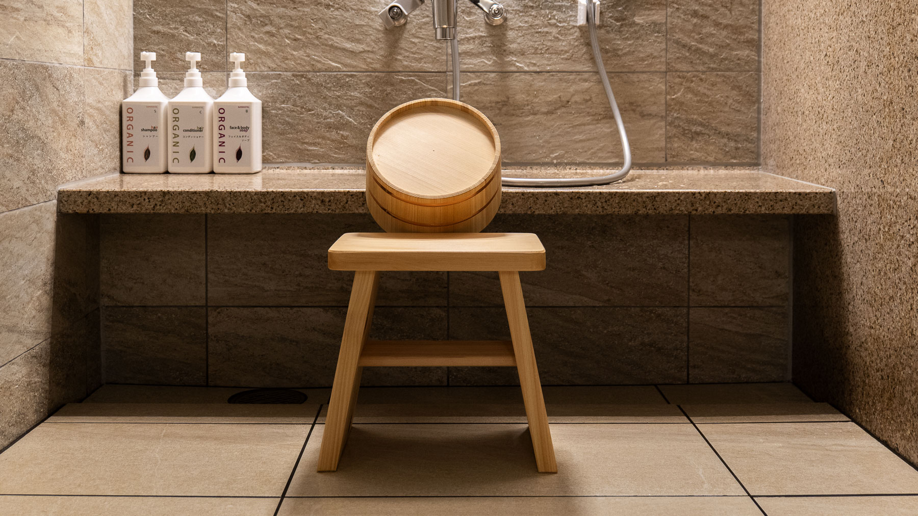 洗い場の椅子・桶にも国産のヒノキを使用