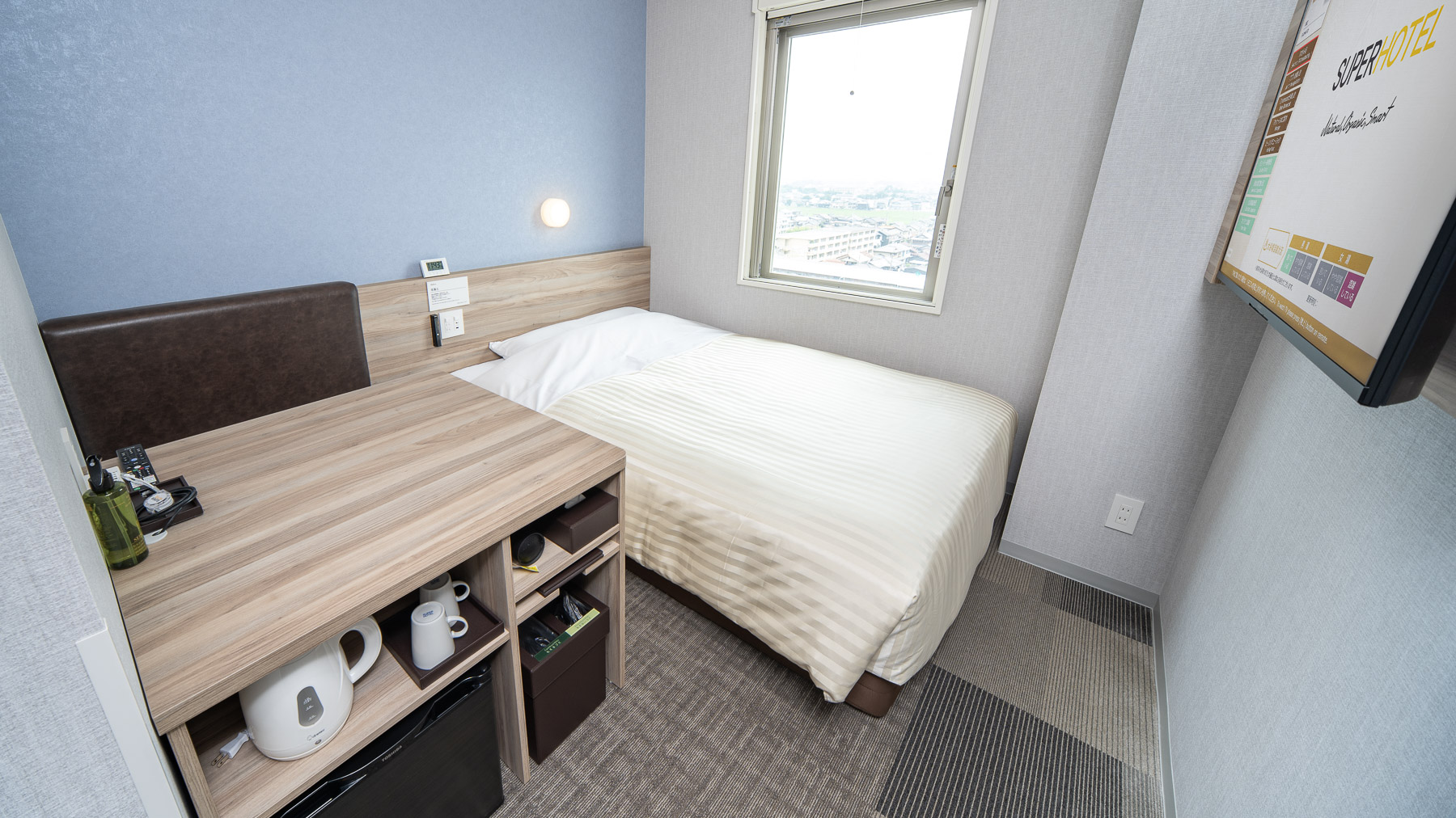 ワイドデスク完備,ベッドサイズ150cm幅