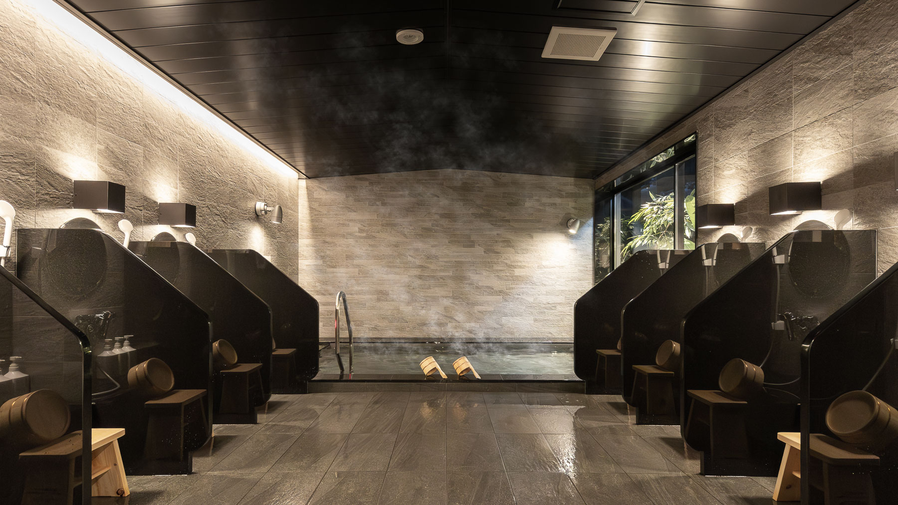 【男性浴場】洗い場もたくさん設置しております