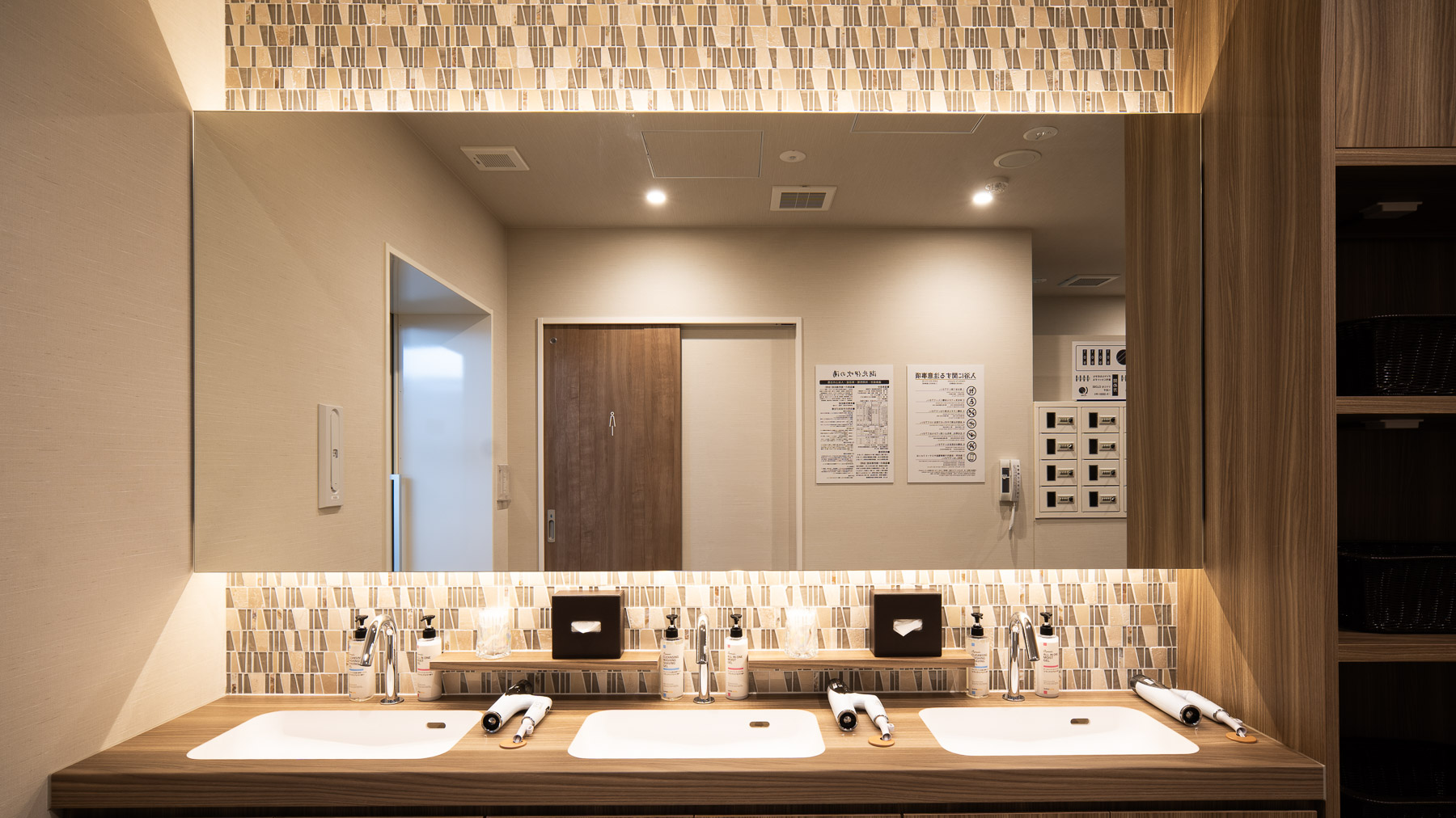 落ち着いた内装でリラックスできます